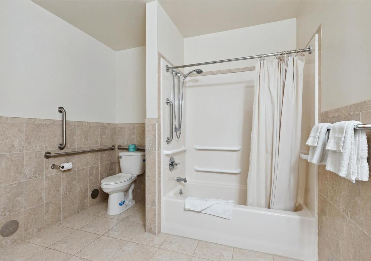 Queen Room - Disability Access photo 3