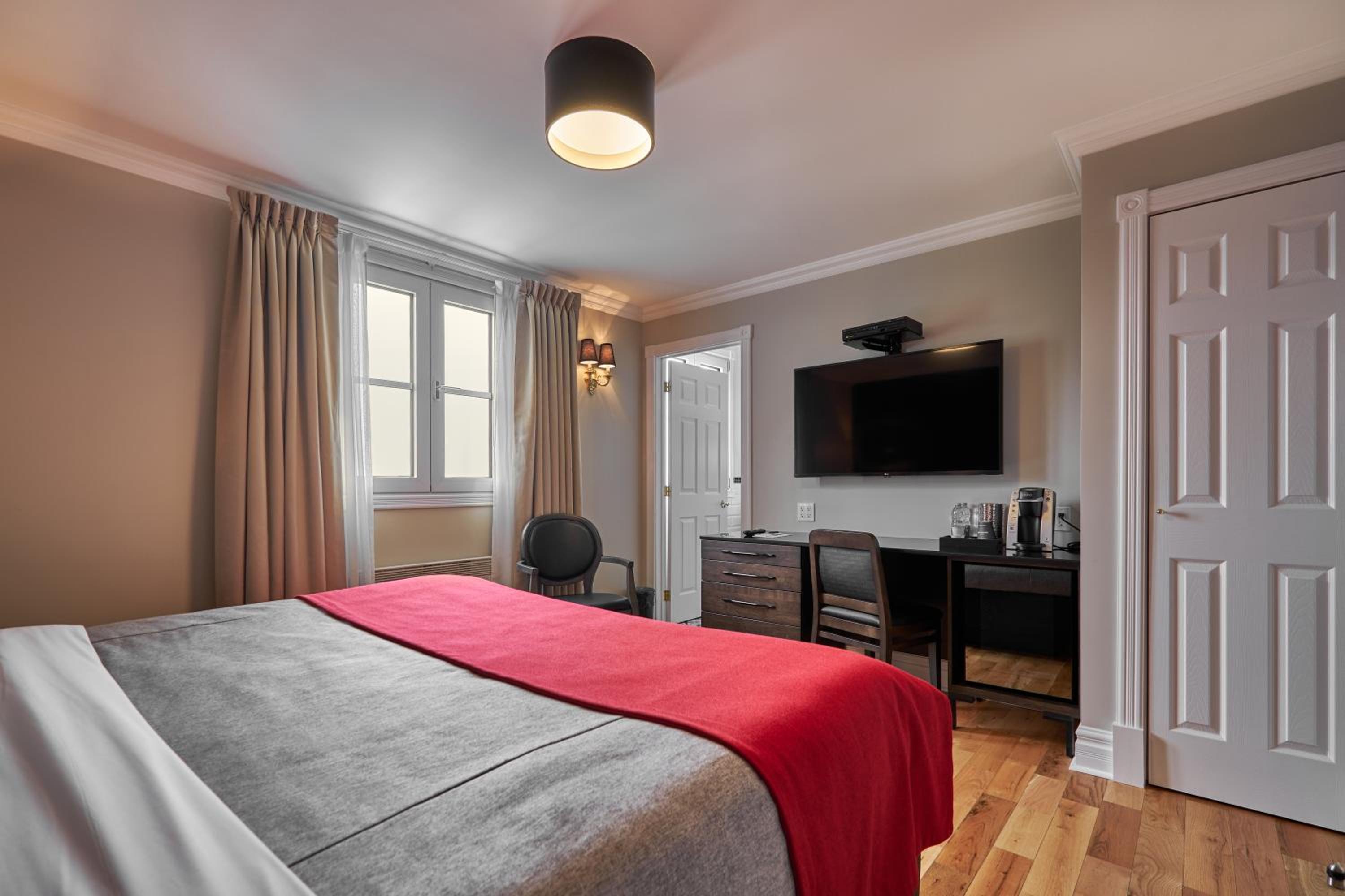 Superior King Room - Photo 5