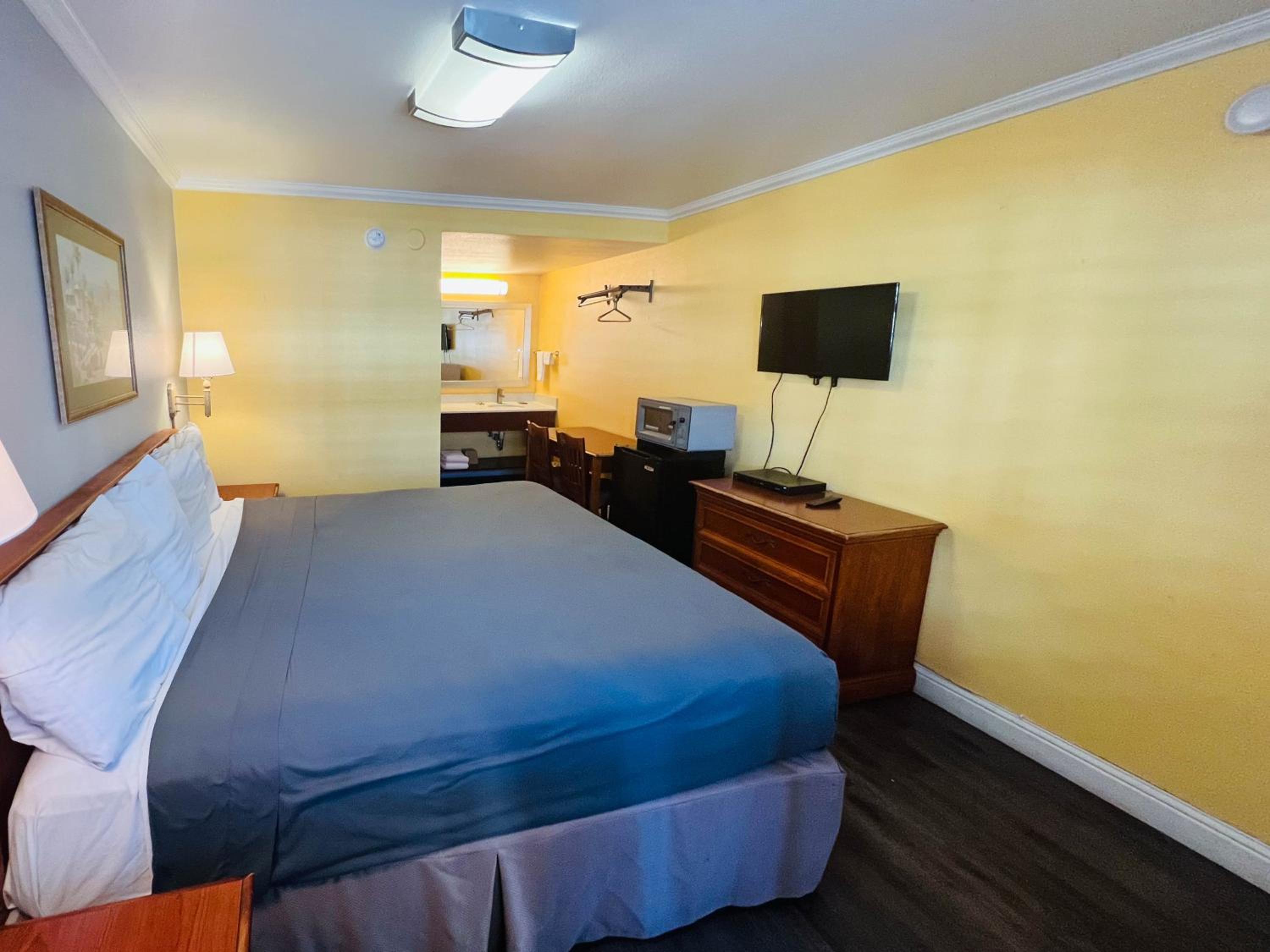 King Room with Roll-in Shower - Disability Access - Non-Smoking photo 3