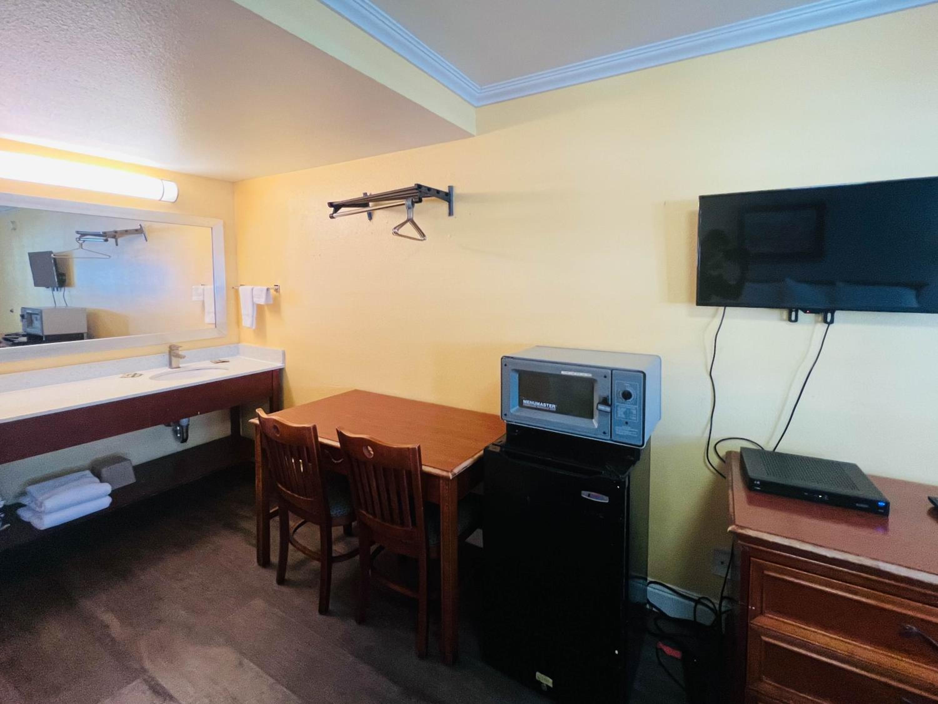 Queen Room with Two Queen Beds - Non-Smoking photo 2