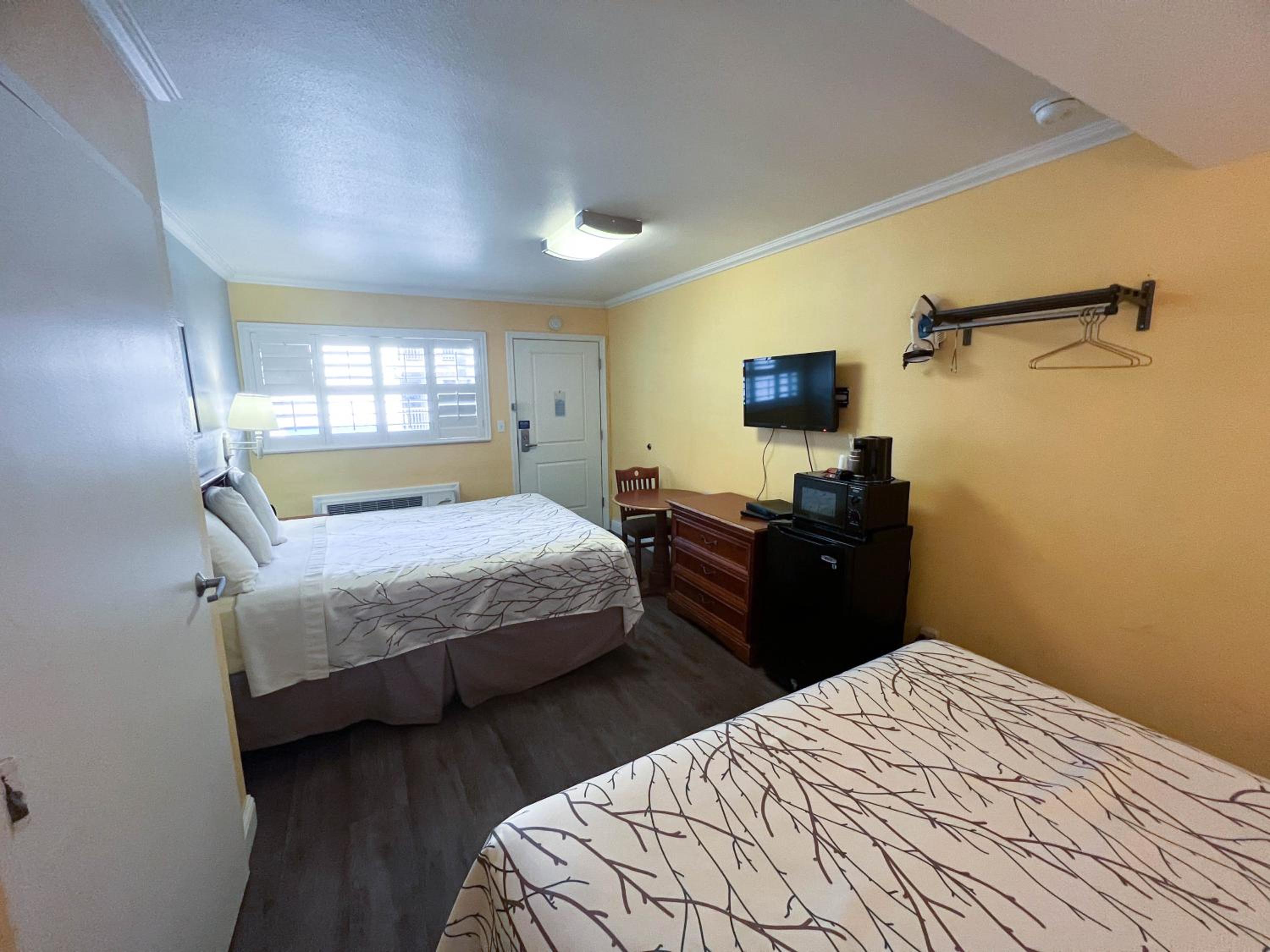 Quadruple Room - Non-Smoking photo 2
