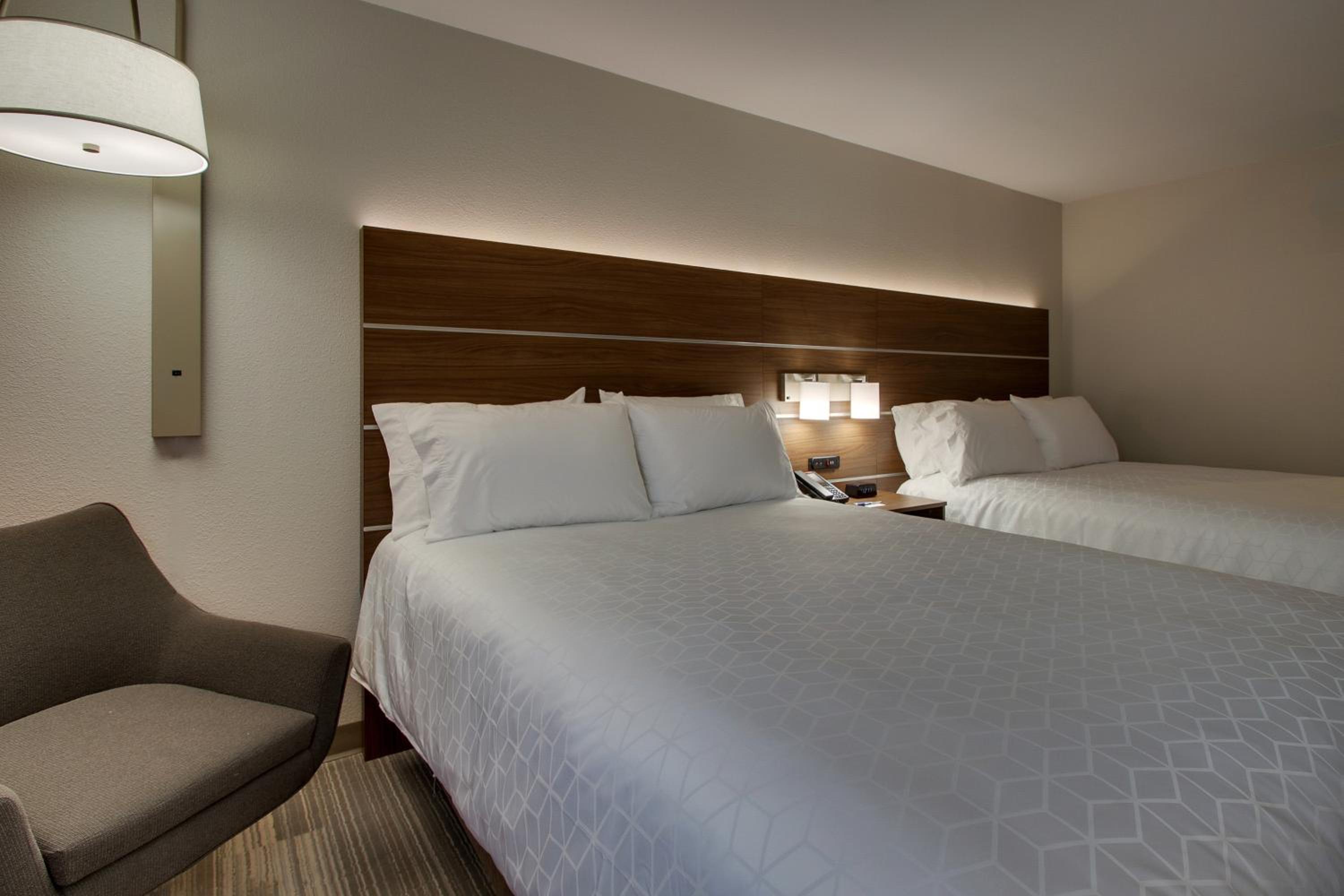 Standard Room with Two Queen Beds - Photo 3