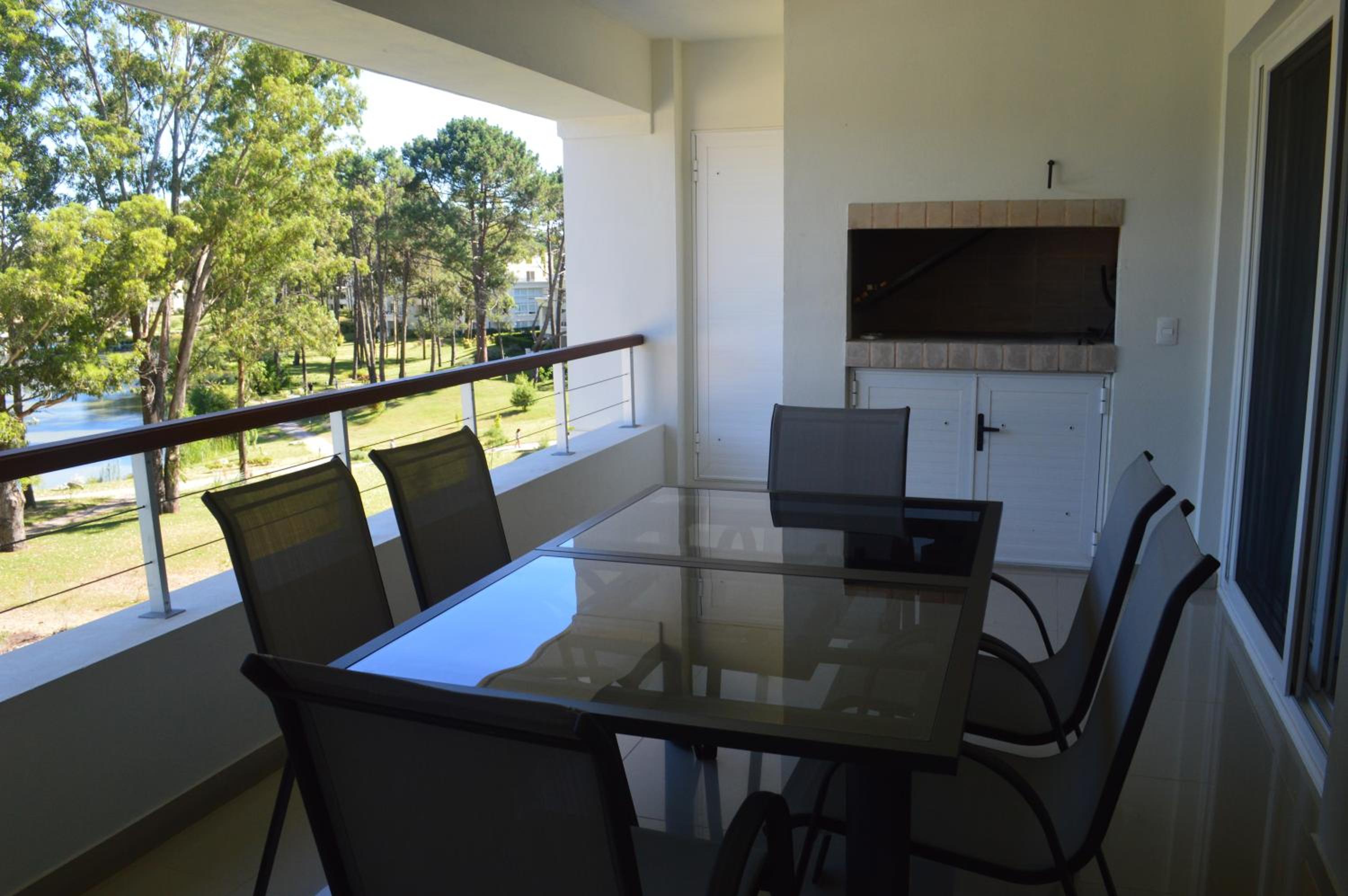 Two-Bedroom Apartment with Lake View photo 3