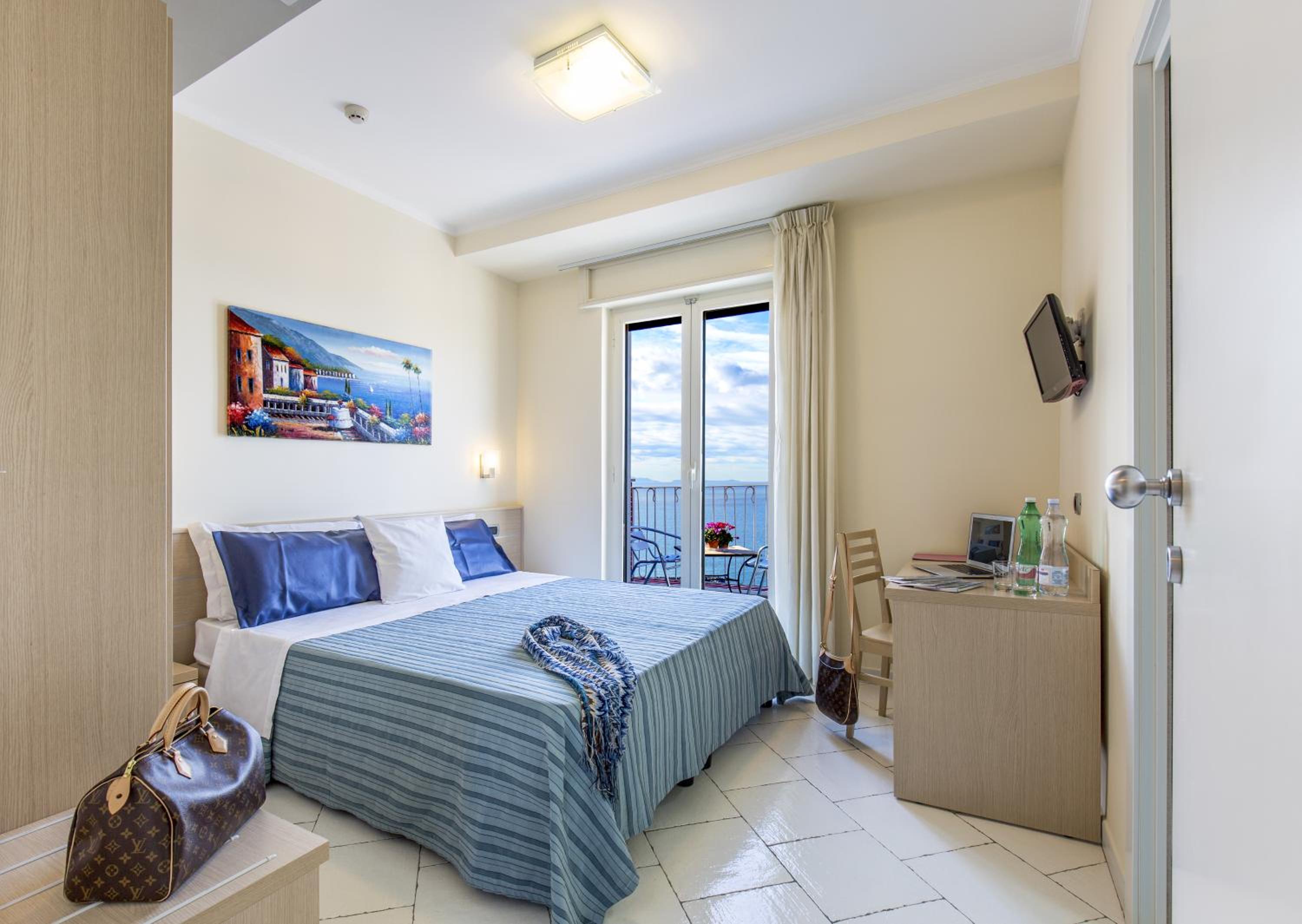 Double or Twin Room with Sea View - Photo 18