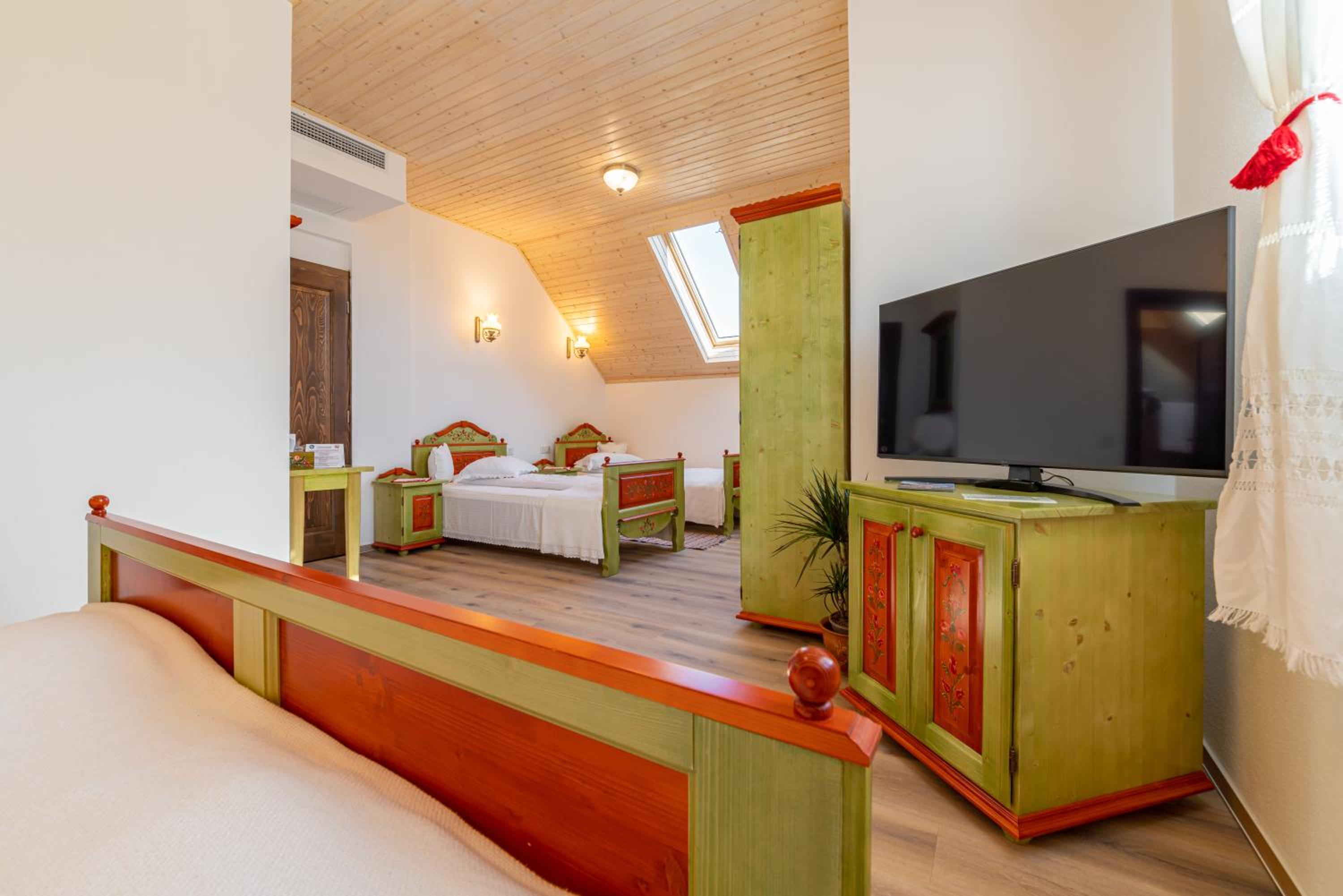 Family Room with Mountain View - Photo 3