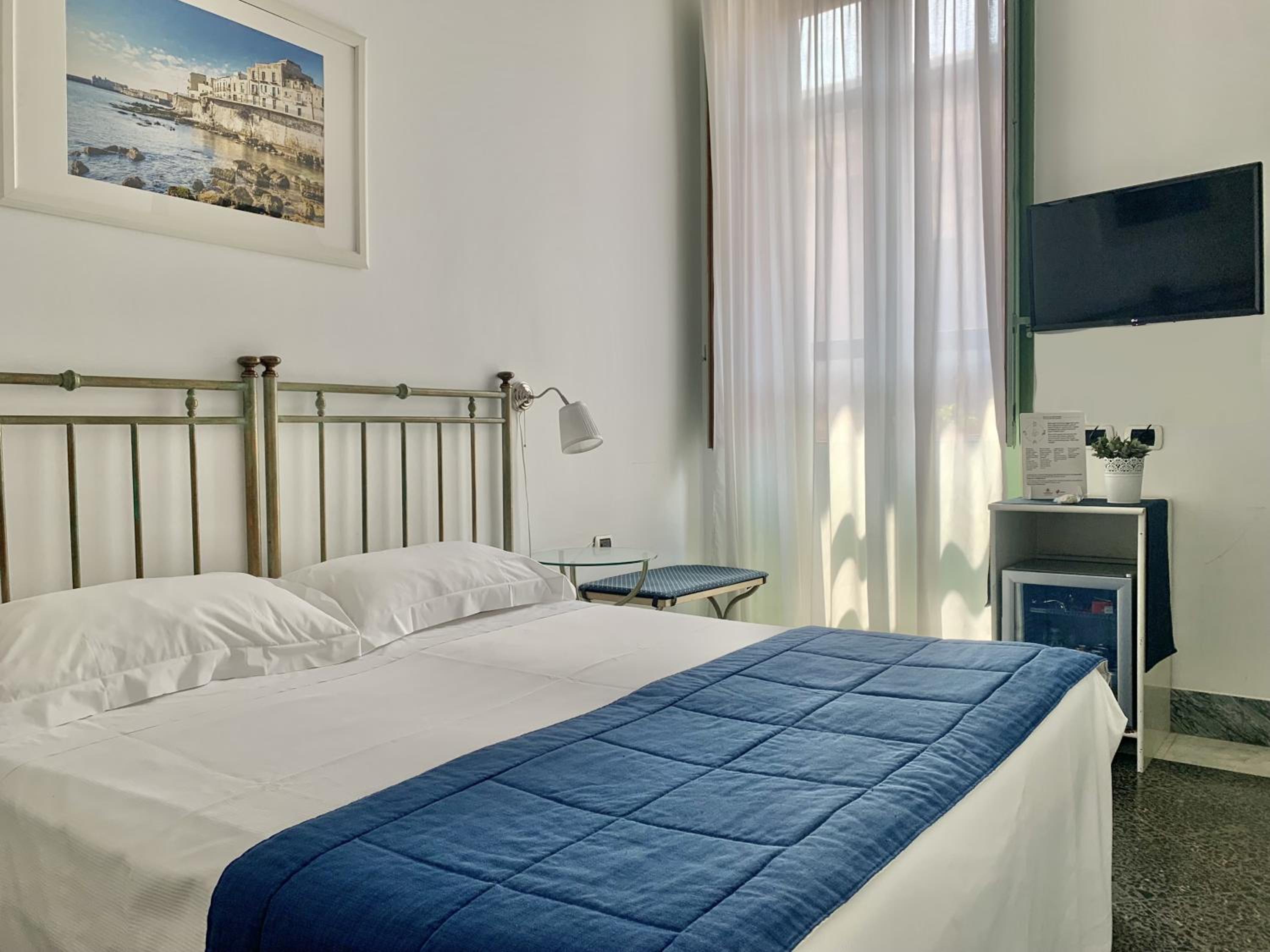 Double or Twin Room with Balcony - Photo 3