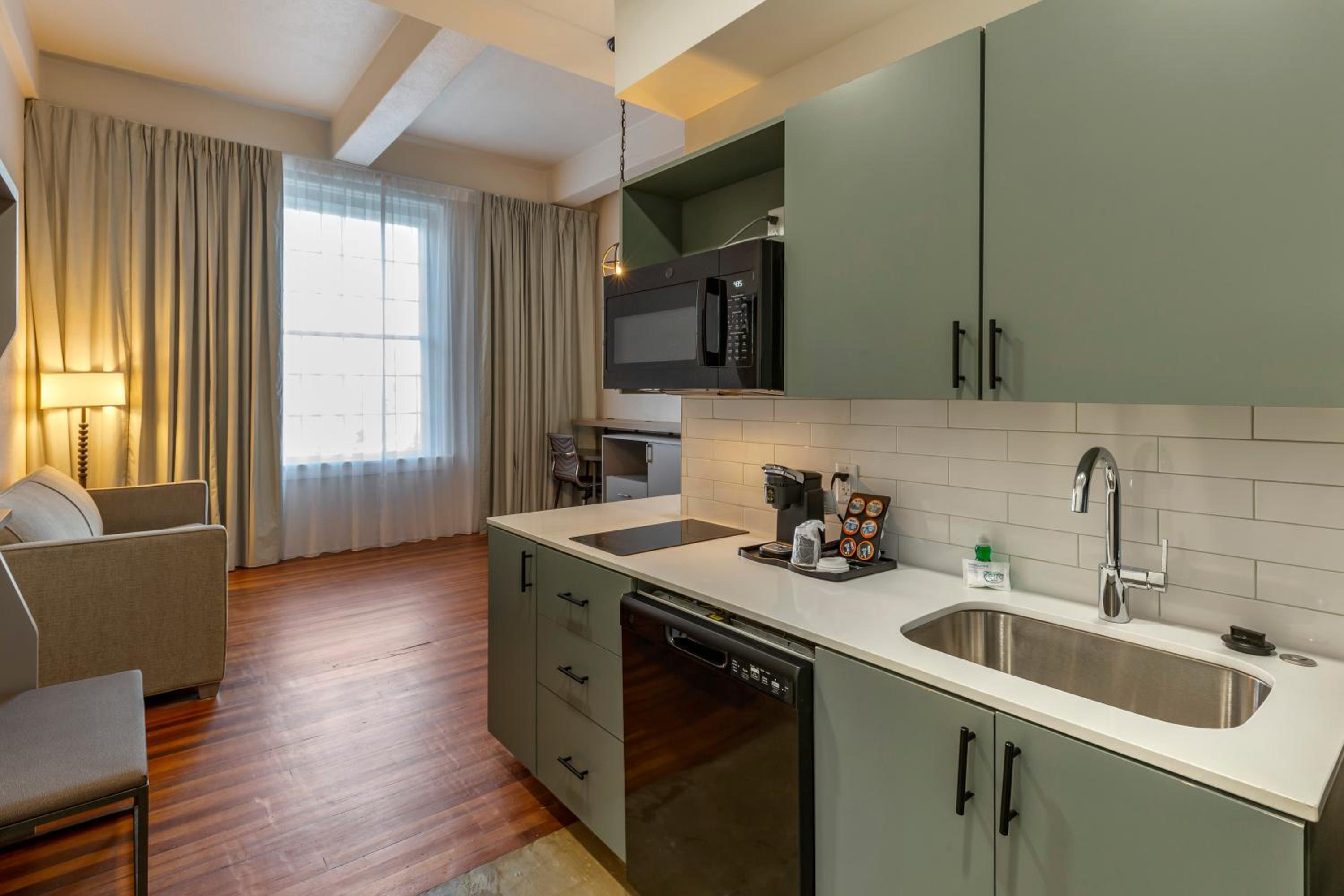 Deluxe Queen Suite - Photo 5