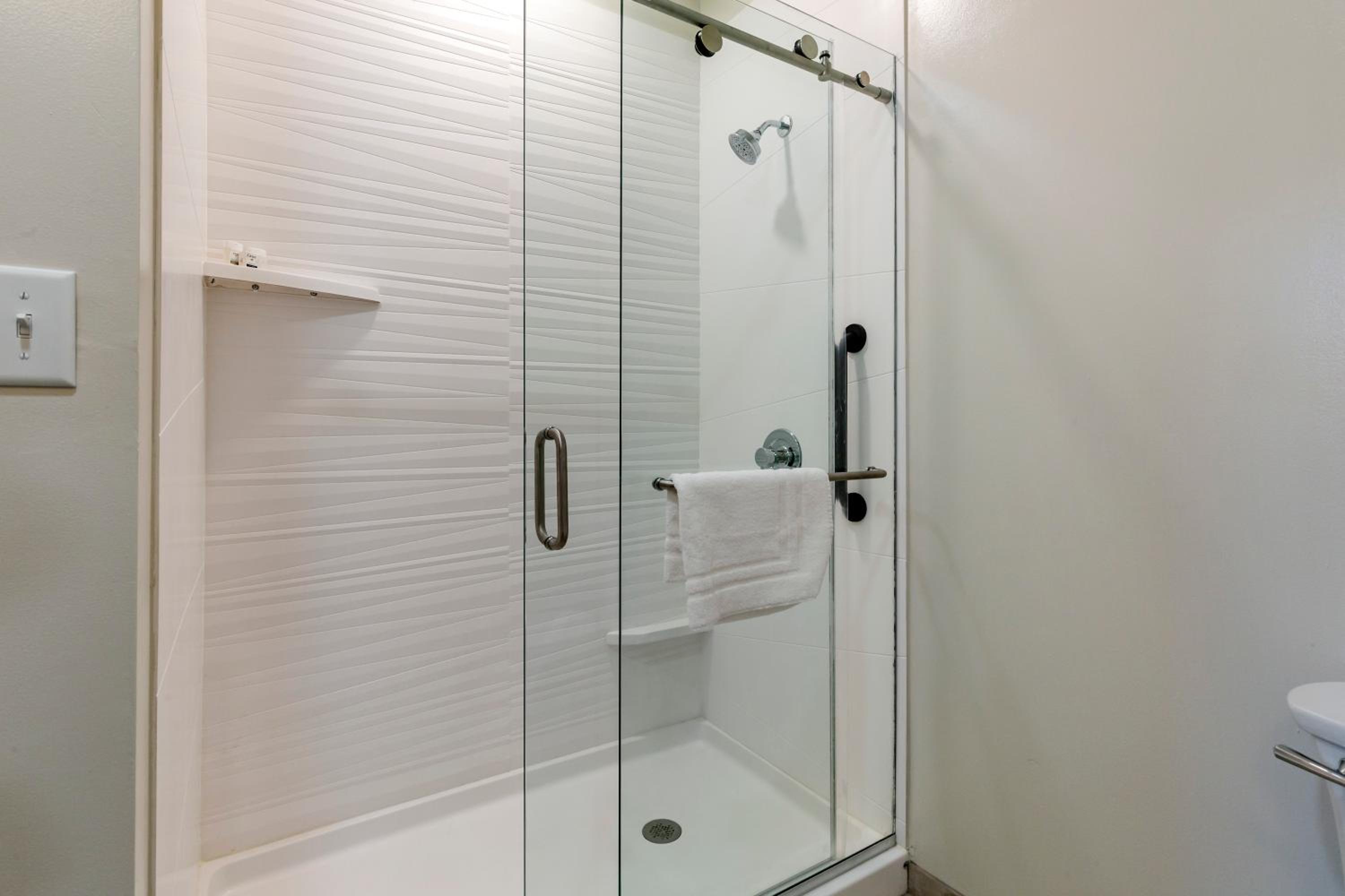 Deluxe Queen Suite - Photo 3