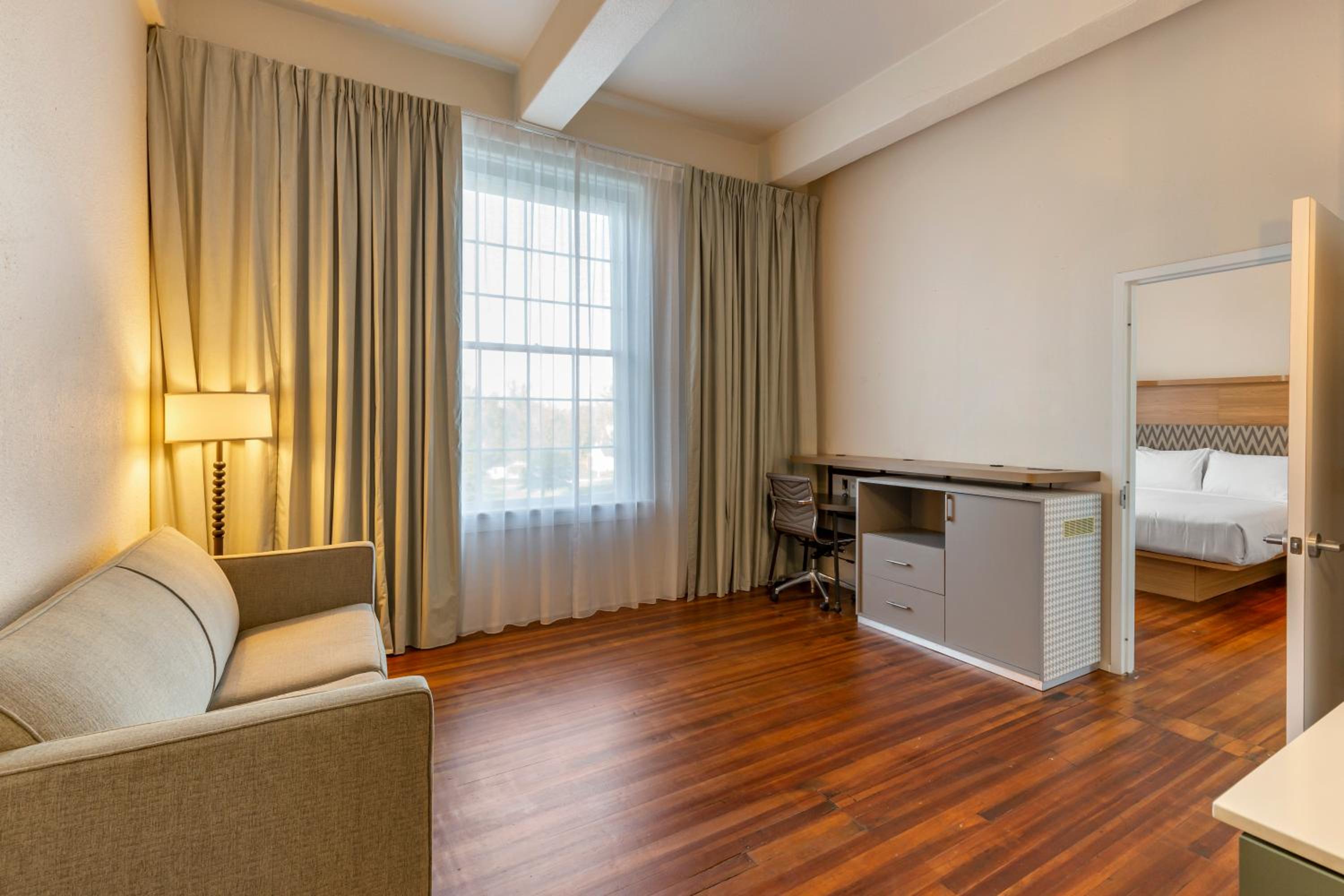 Deluxe Queen Suite - Photo 4