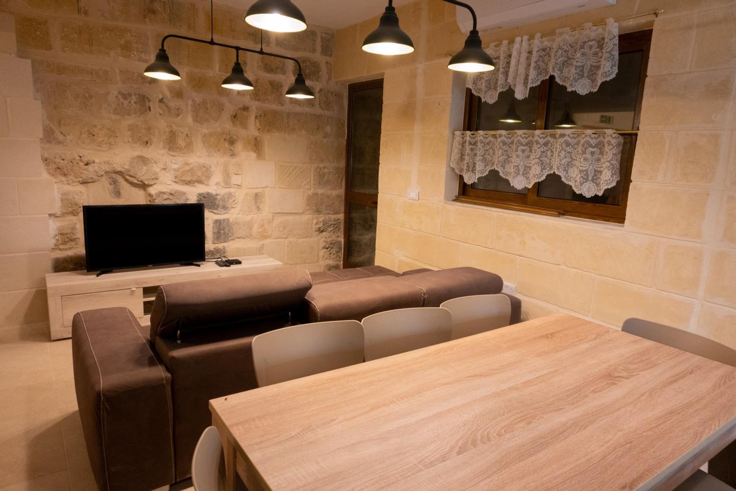 Seven-Bedroom House photo 2