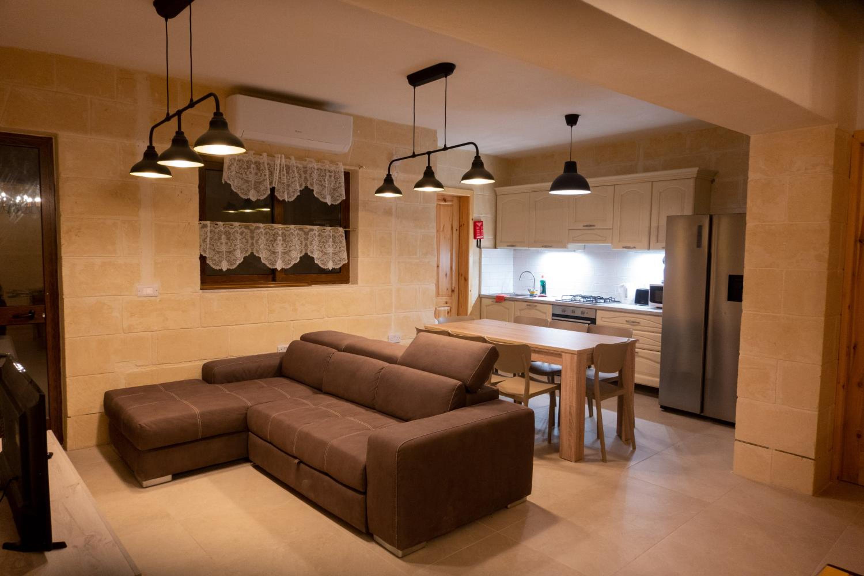 Seven-Bedroom House photo 3