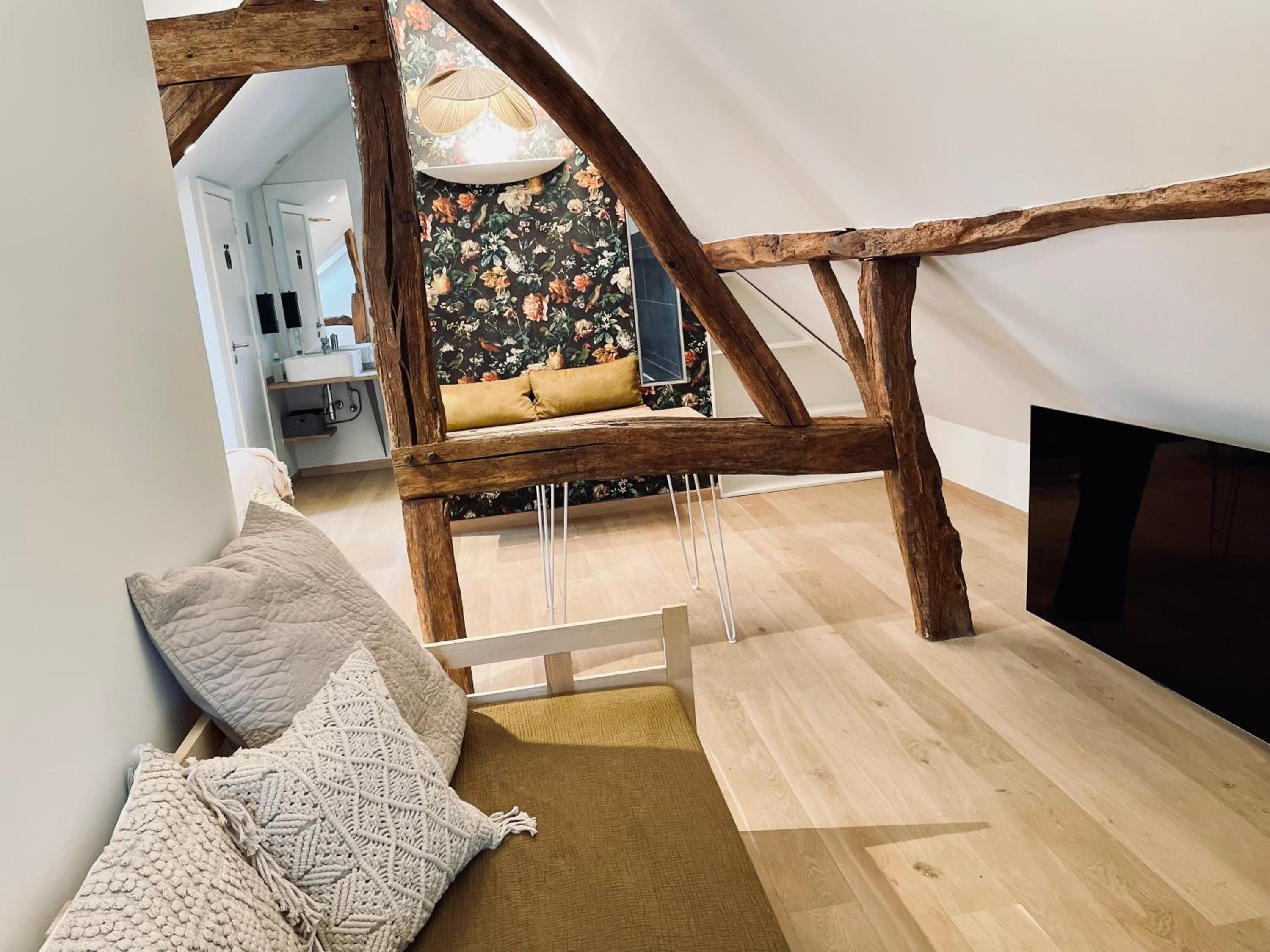 Deluxe Double Room with Bath photo 3