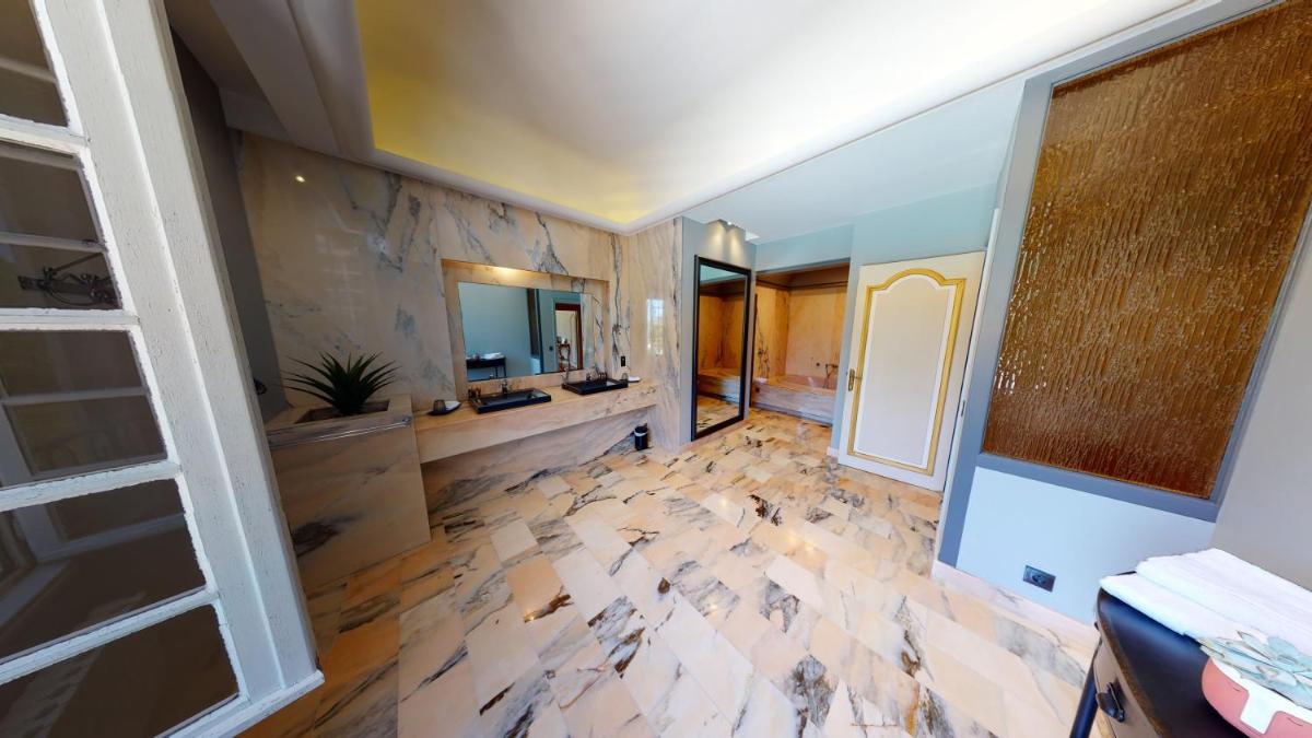 Deluxe Suite with Spa Bath - Photo 2