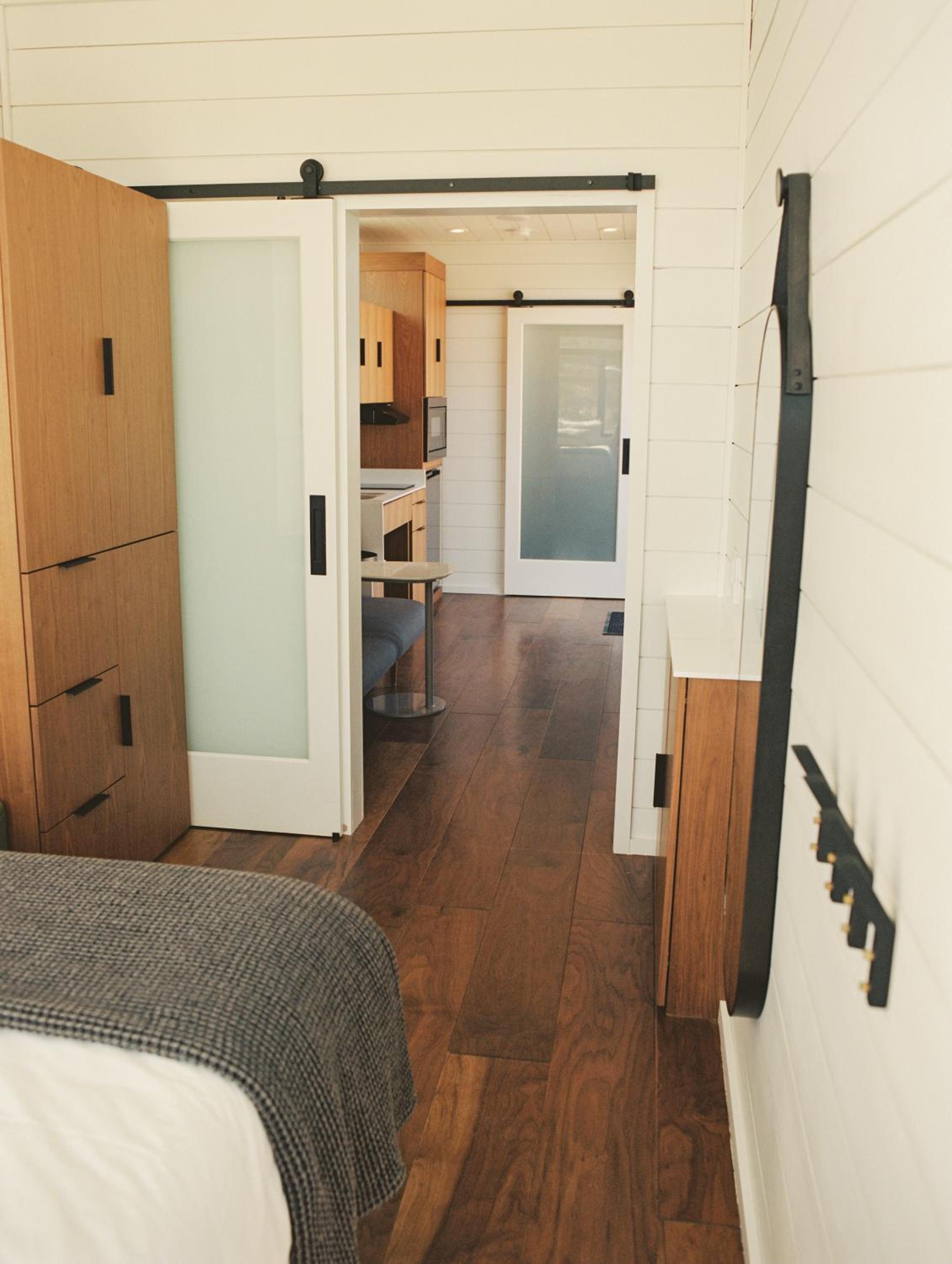 Accessible Suite - Photo 9