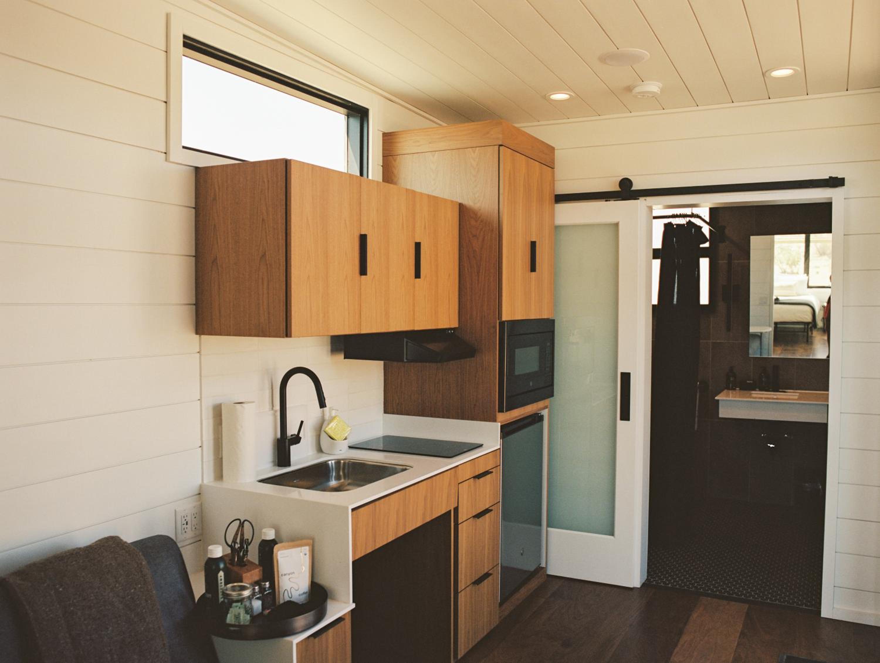Accessible Suite - Photo 8