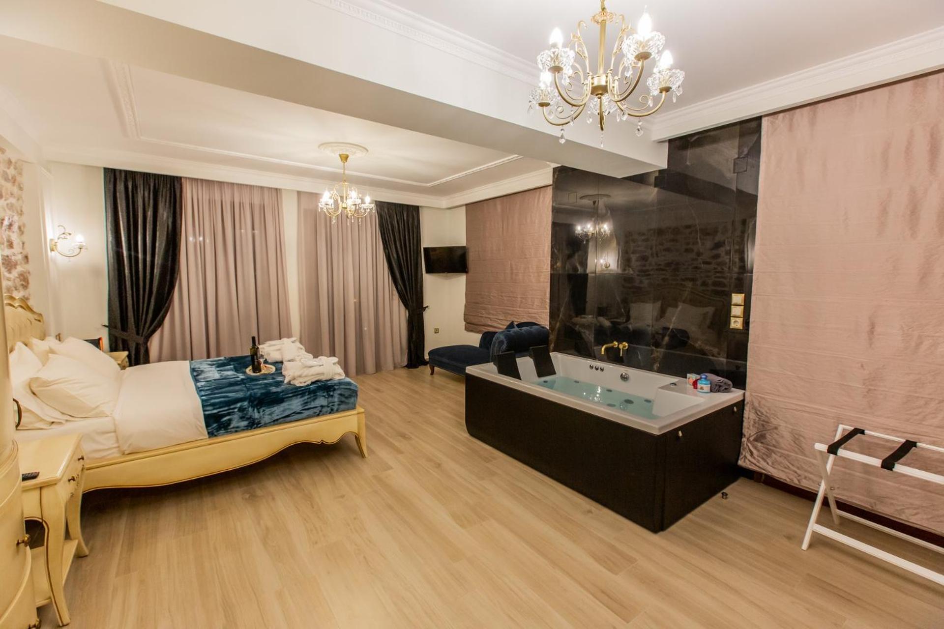 Deluxe Suite with Spa Bath photo 3