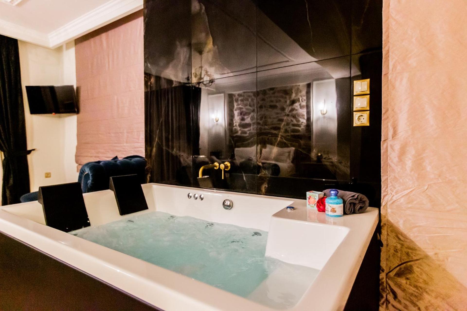 Deluxe Suite with Spa Bath photo 2