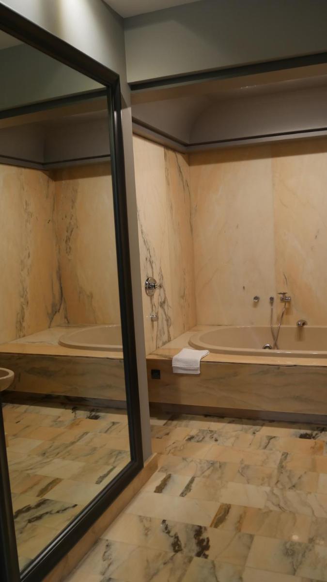 Deluxe Suite with Spa Bath - Photo 3