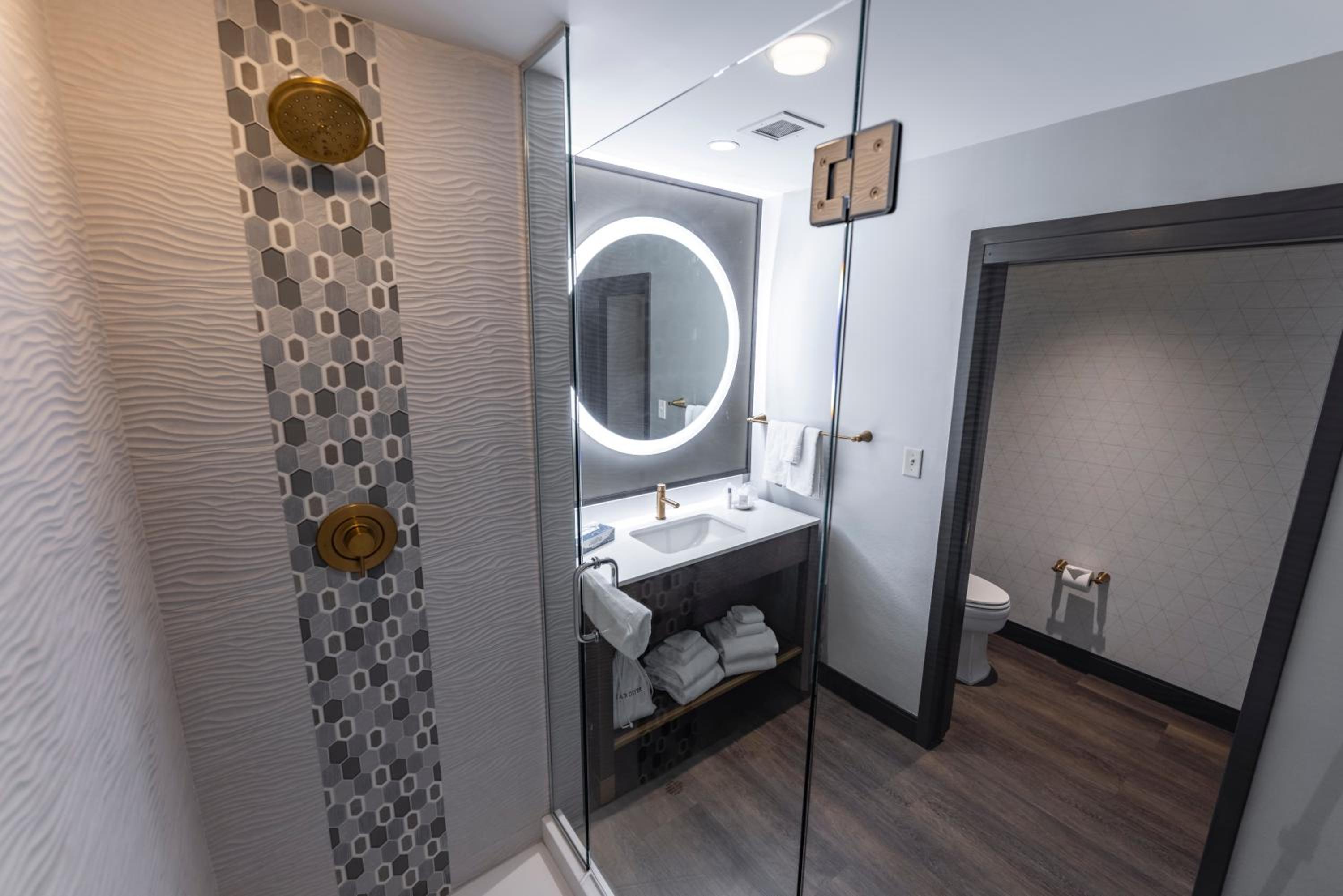 Mountain Deluxe Room, 1 King, Non Smoking
