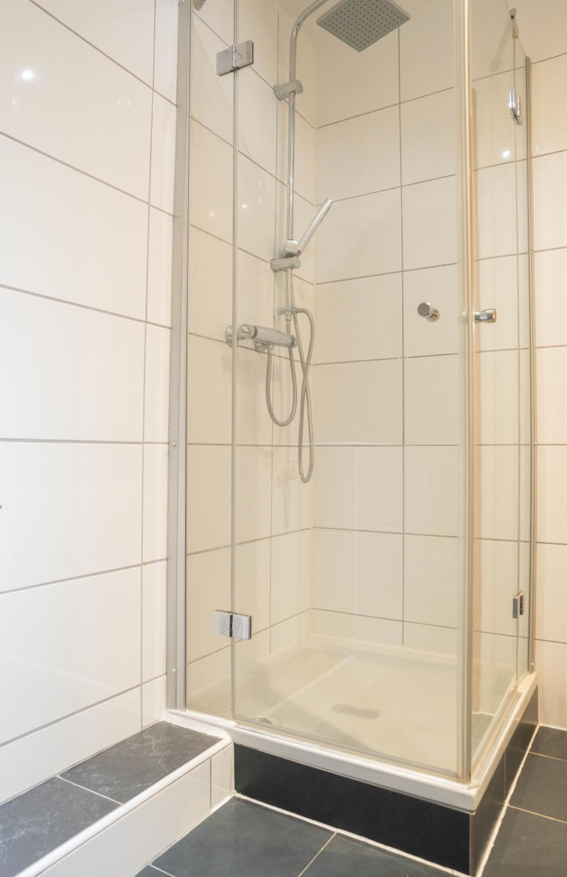 Apartment with Shower photo 3