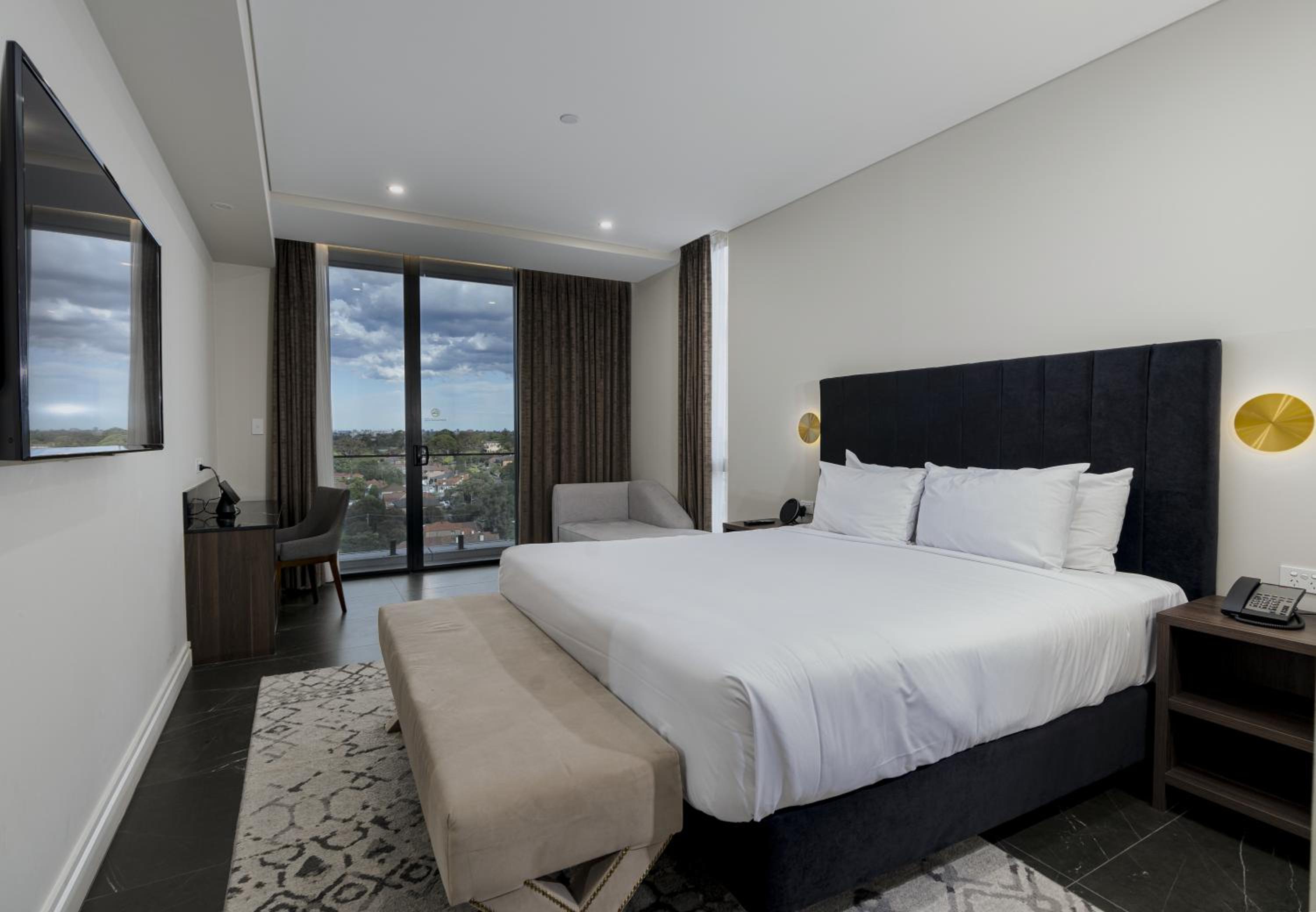 1 King Bed Premium City View Bathtub