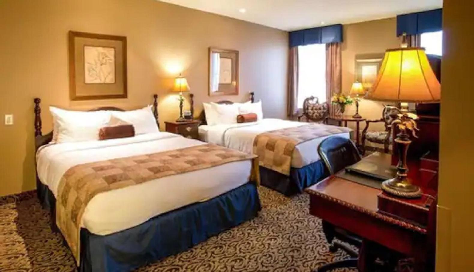 Deluxe Room with Two Queen Beds - Non-Smoking - Photo 6