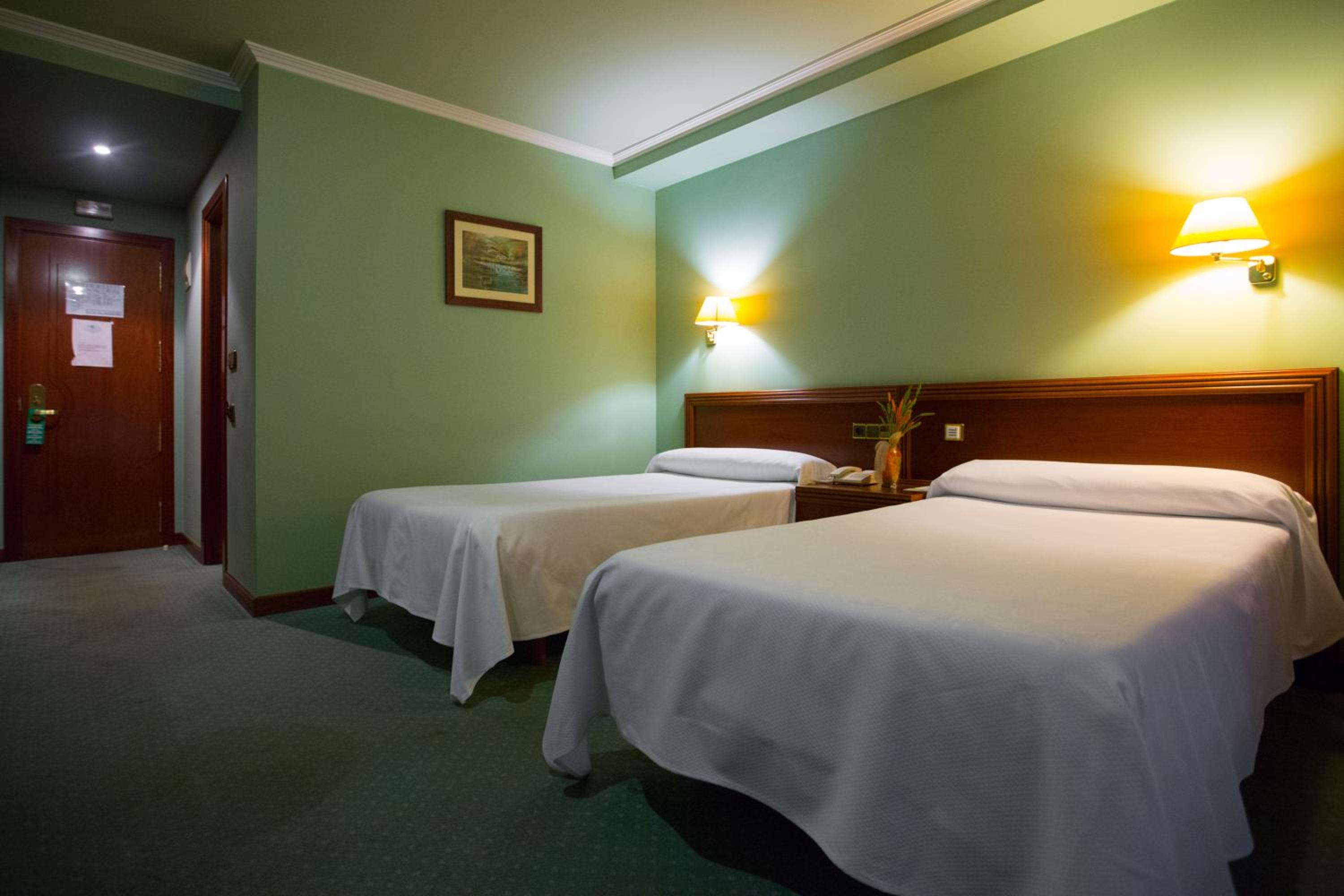 Twin Room - Photo 3
