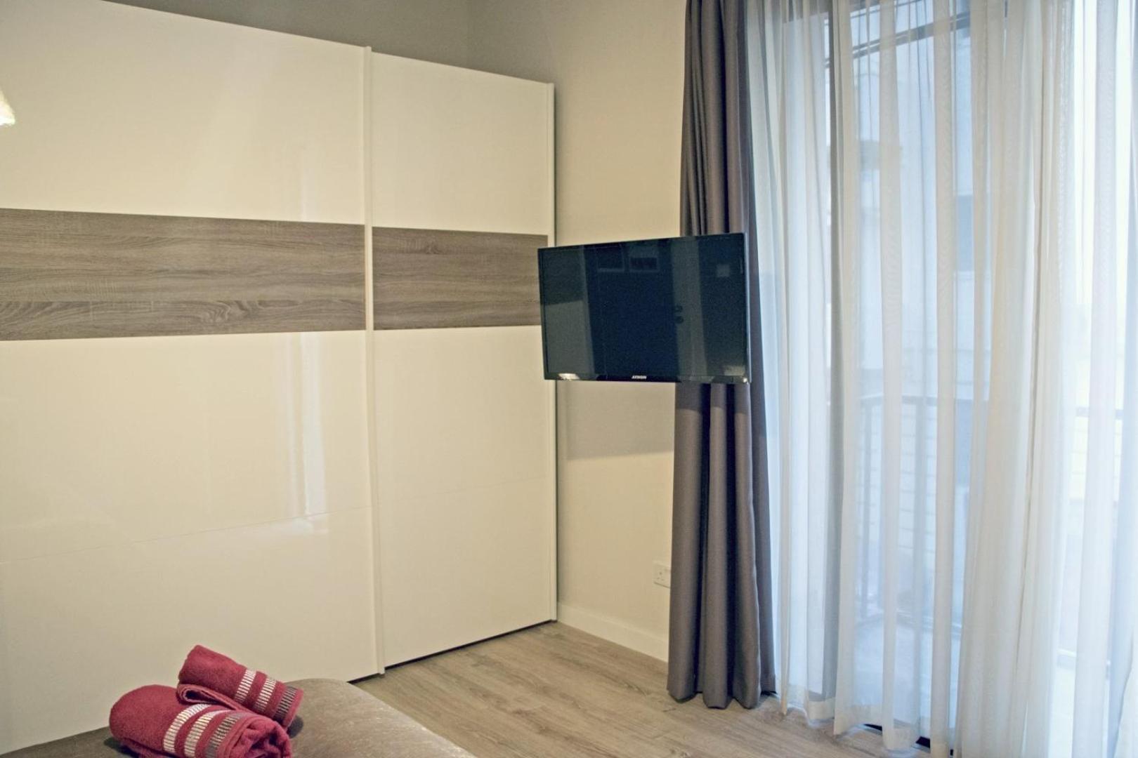 Queen Room with Balcony and Shared Bathroom photo 2