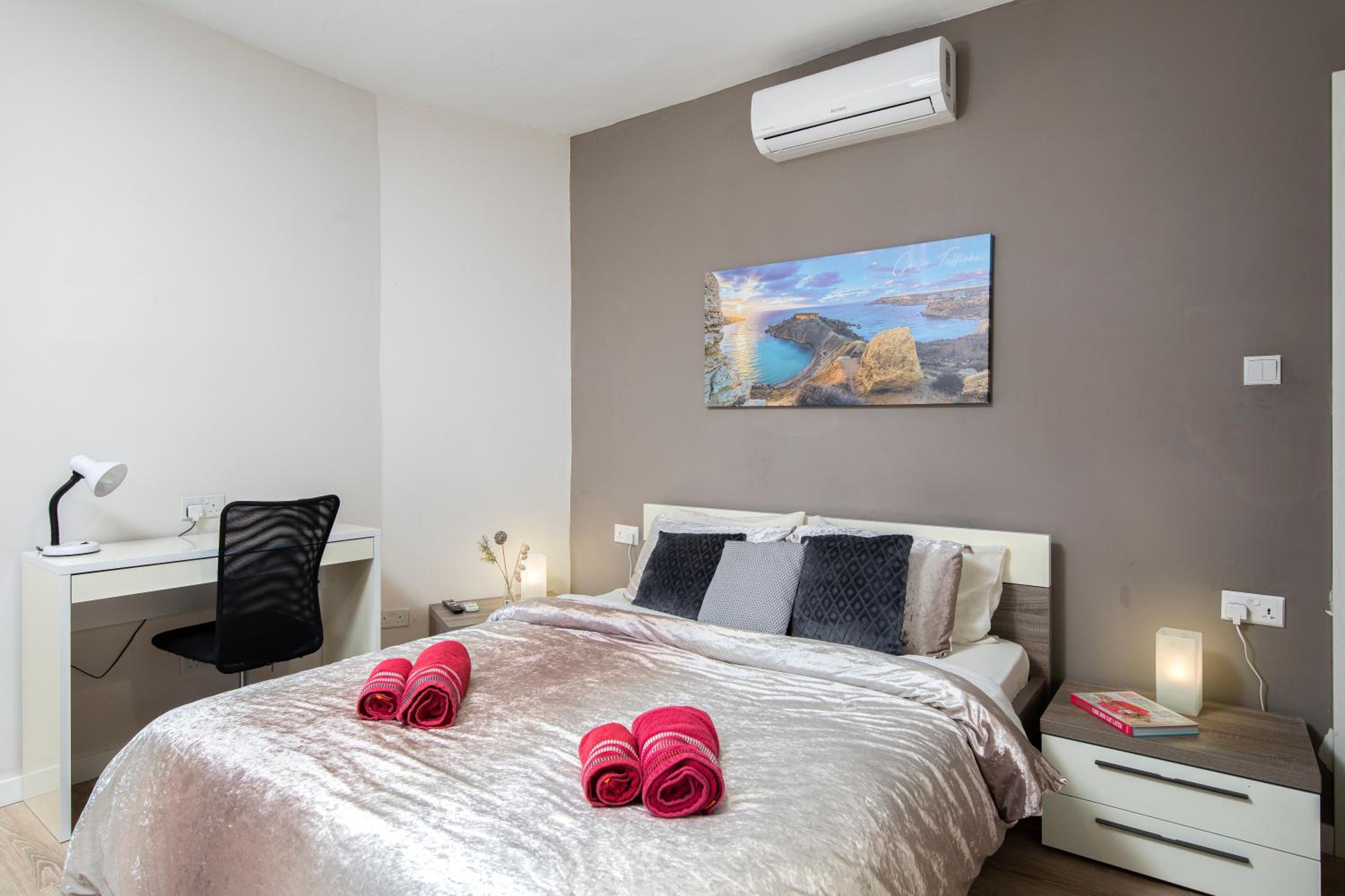 Queen Room with Balcony and Shared Bathroom photo 1
