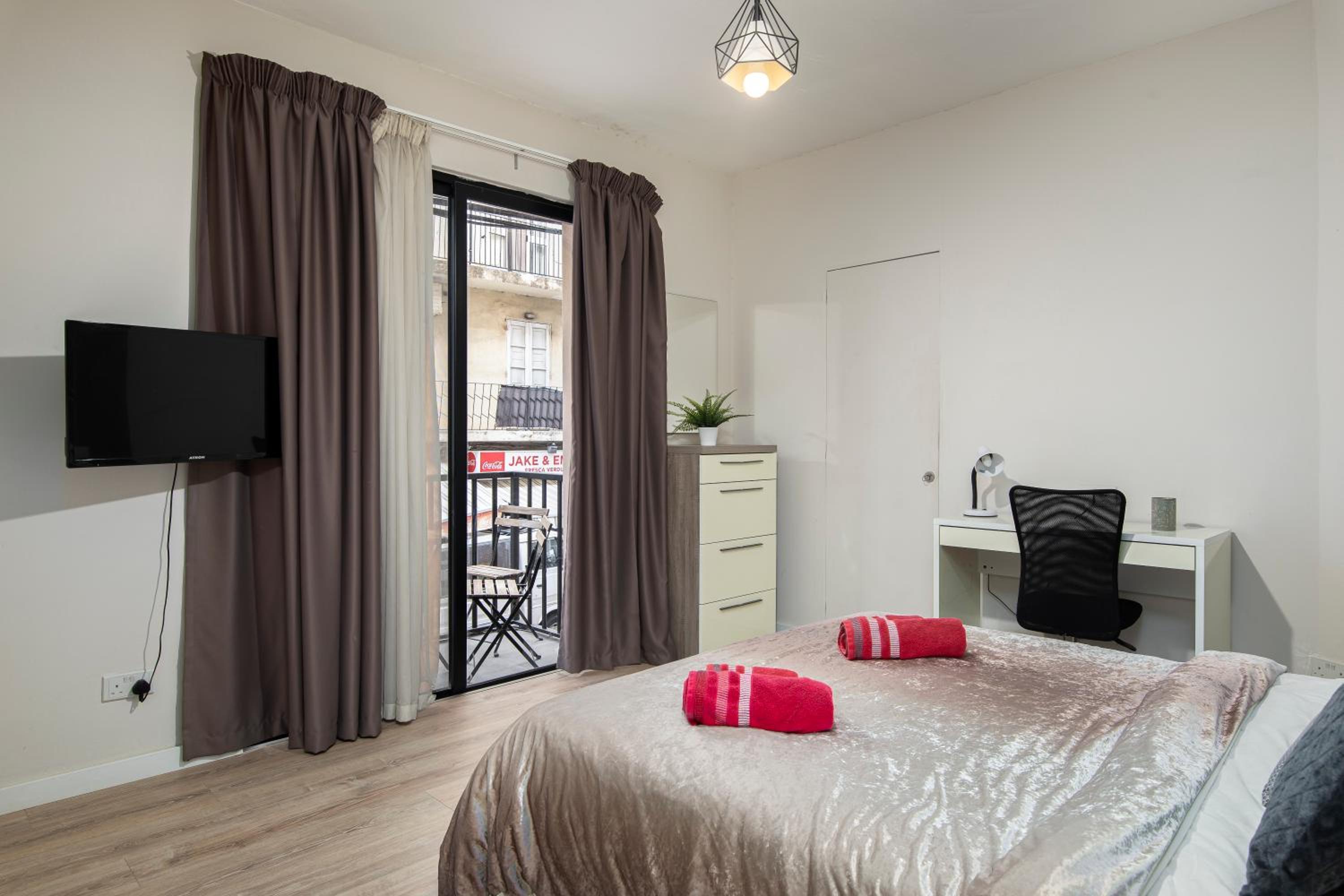 Queen Room with Balcony and Shared Bathroom photo 3