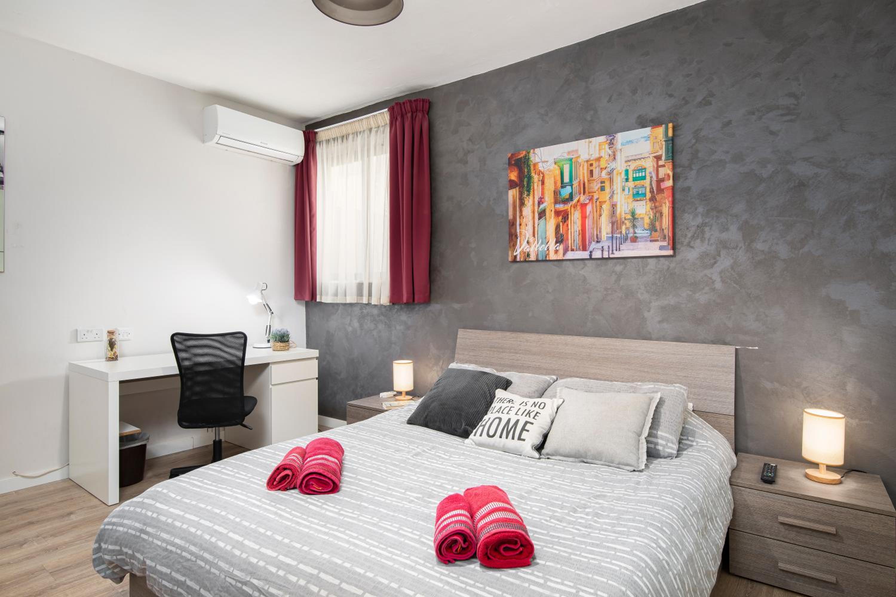Deluxe Double Room with Private Bathroom photo 3