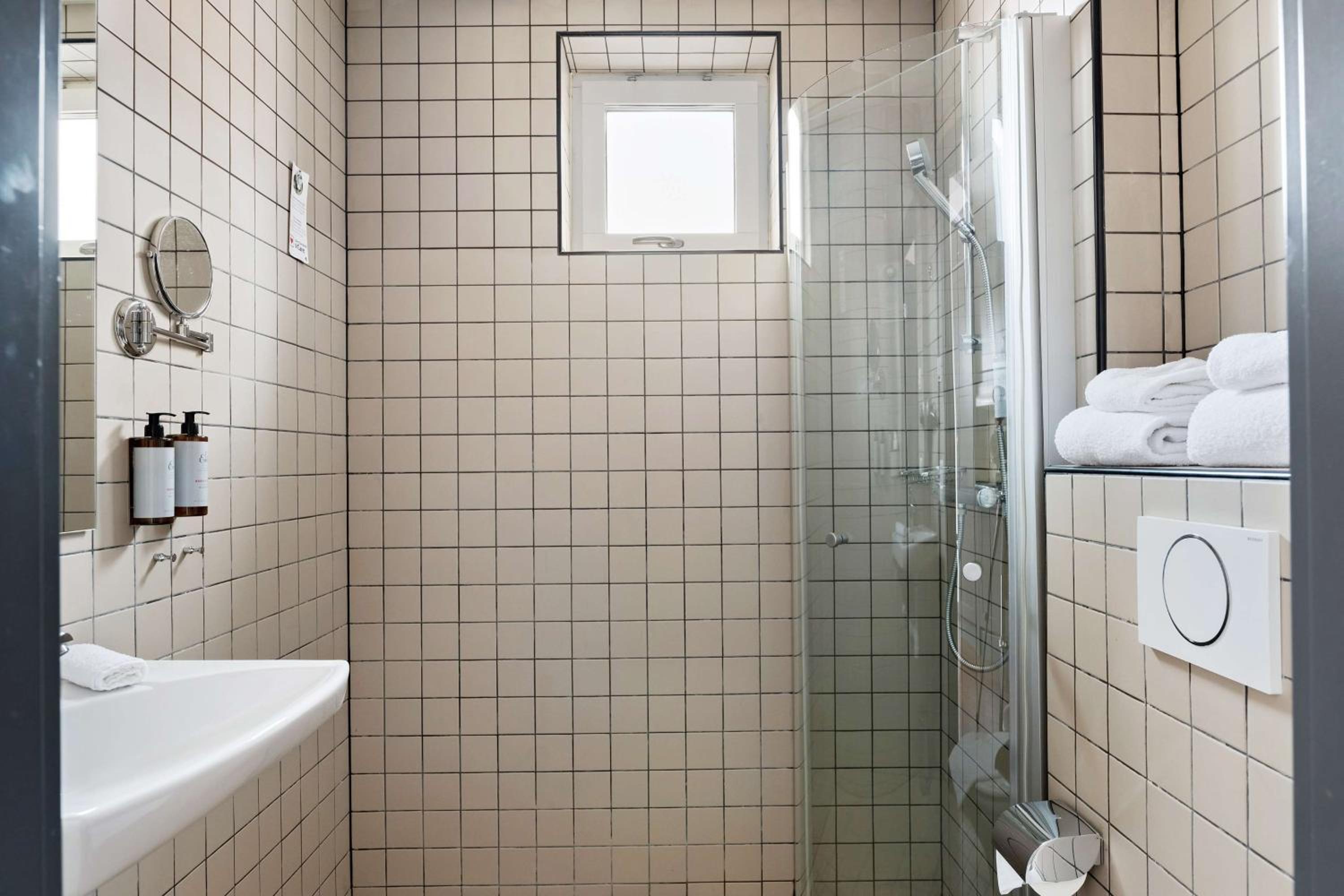 Superior Twin Room with Balcony thumbnail 5