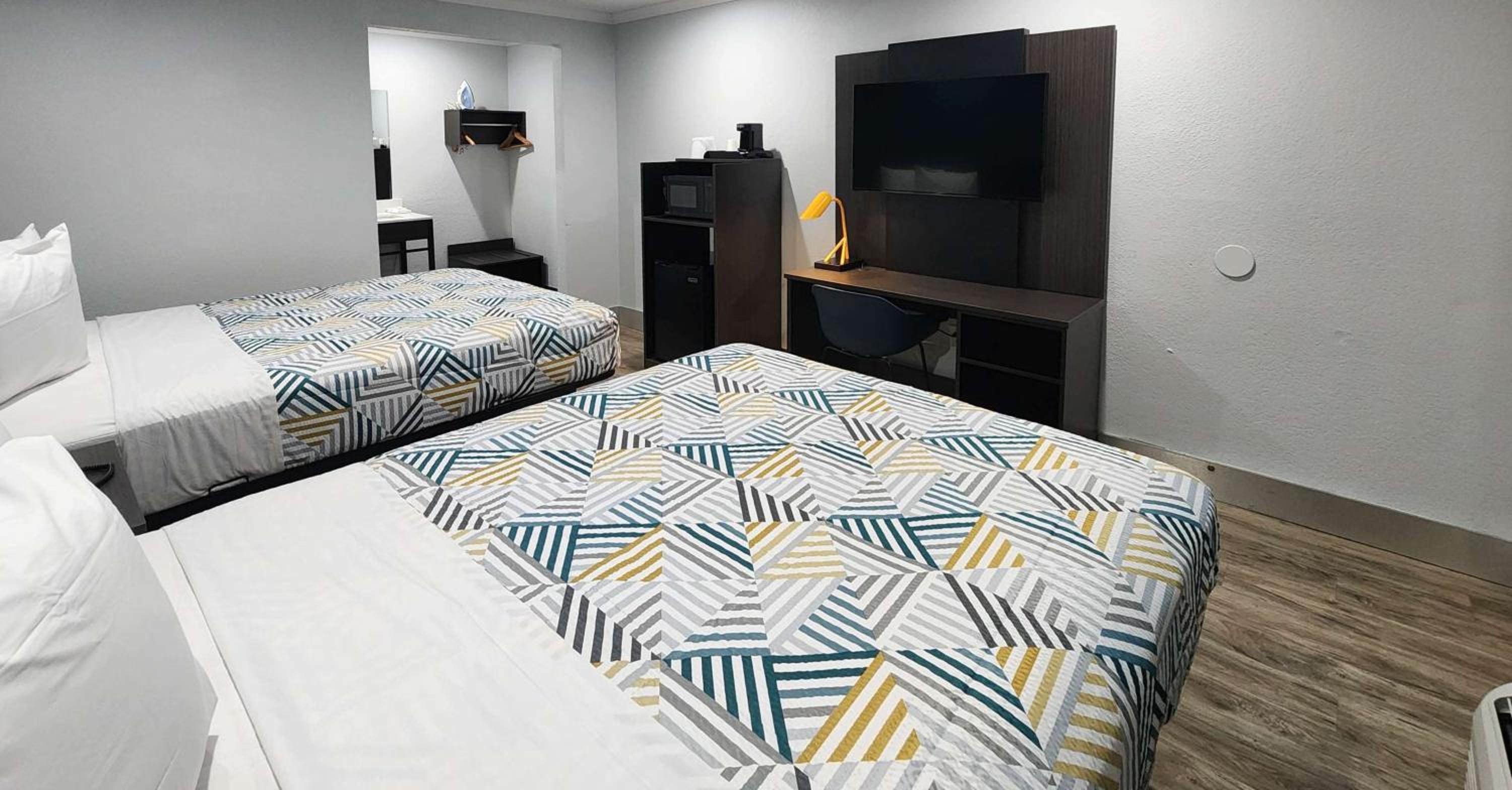 Queen Room with Two Queen Beds - Non-Smoking - Photo 1