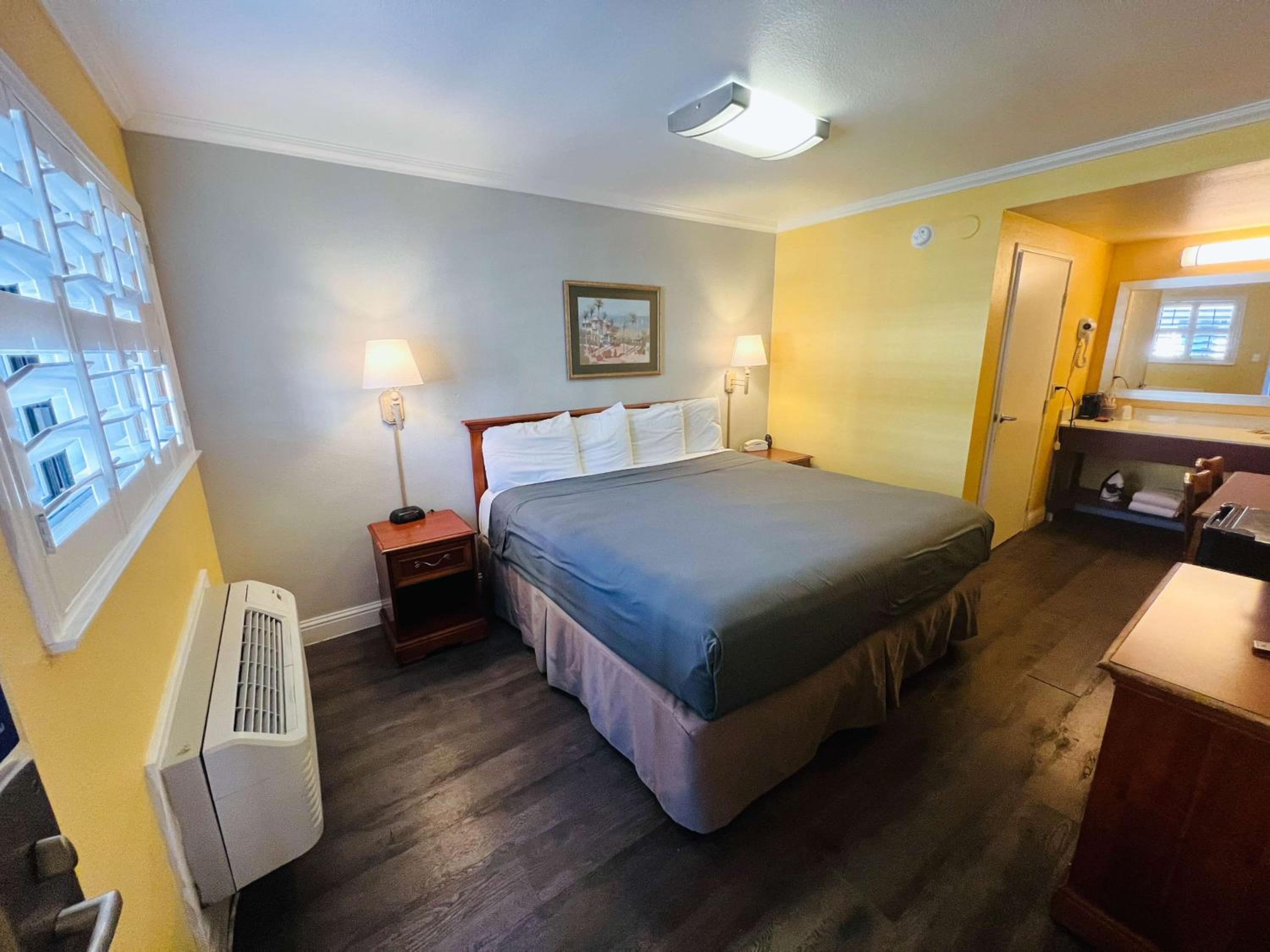 King Room with Roll-in Shower - Disability Access - Non-Smoking photo 2