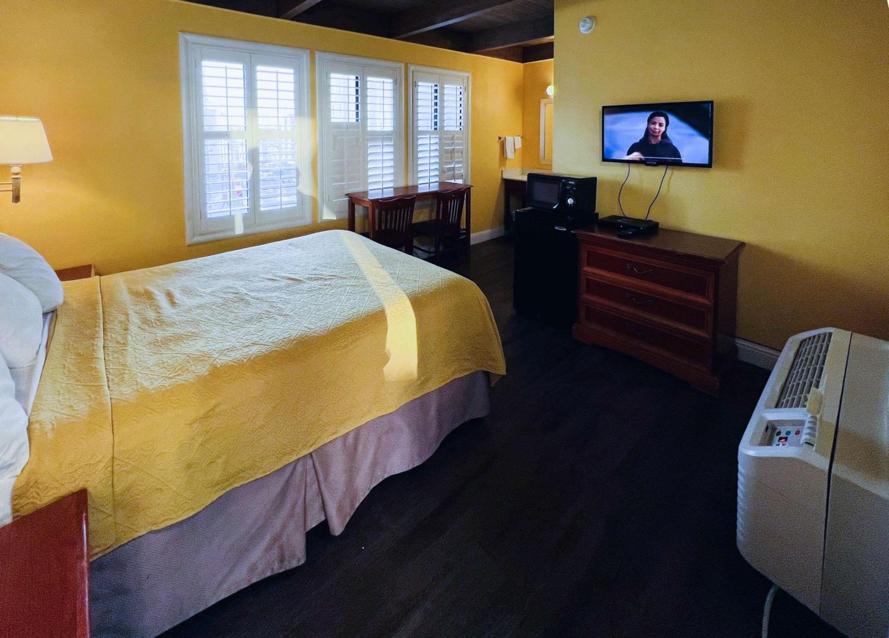 Queen Room - Non-Smoking photo 1
