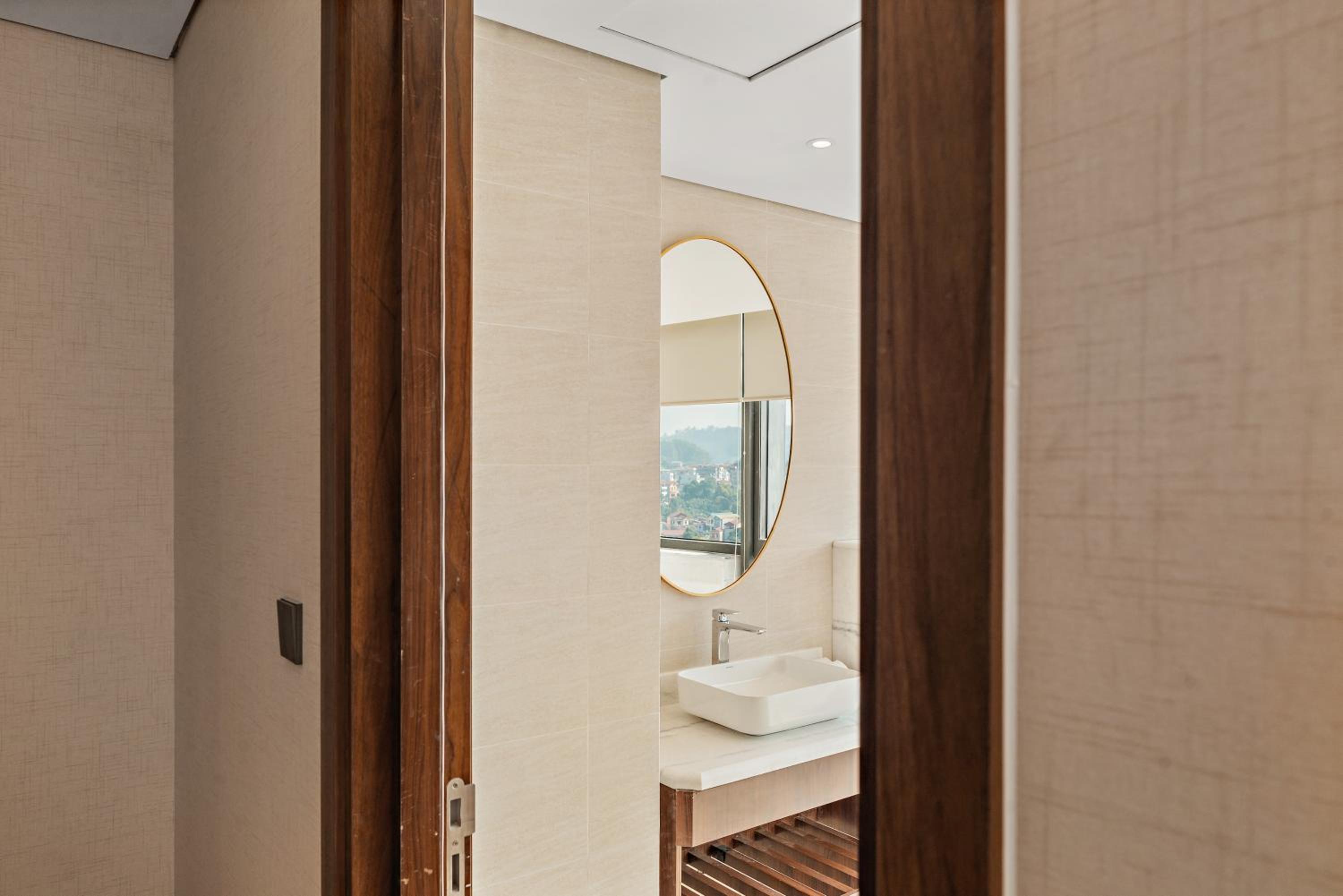 Deluxe King Room - Photo 11