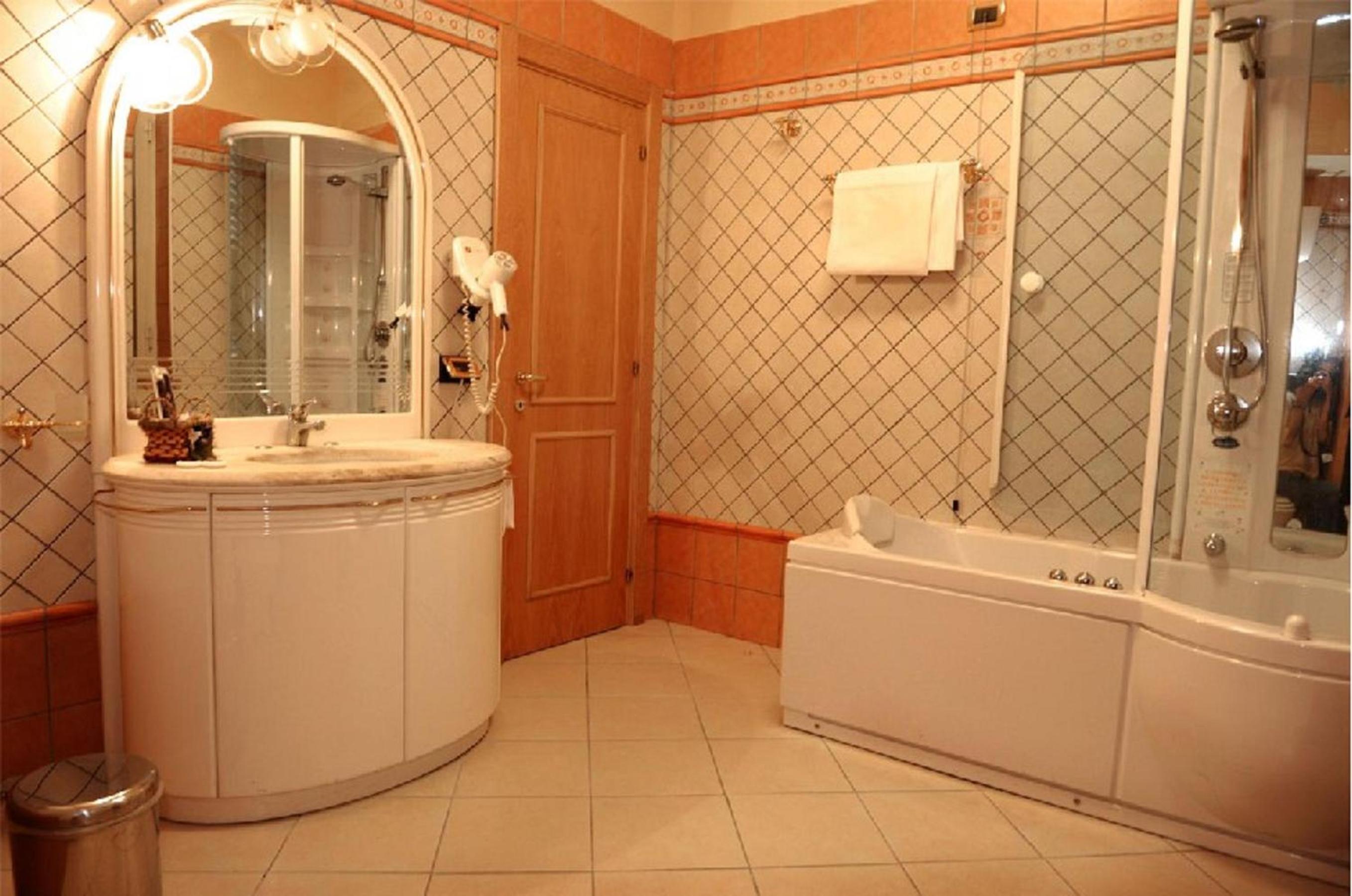Deluxe Suite with Spa Bath - Photo 4