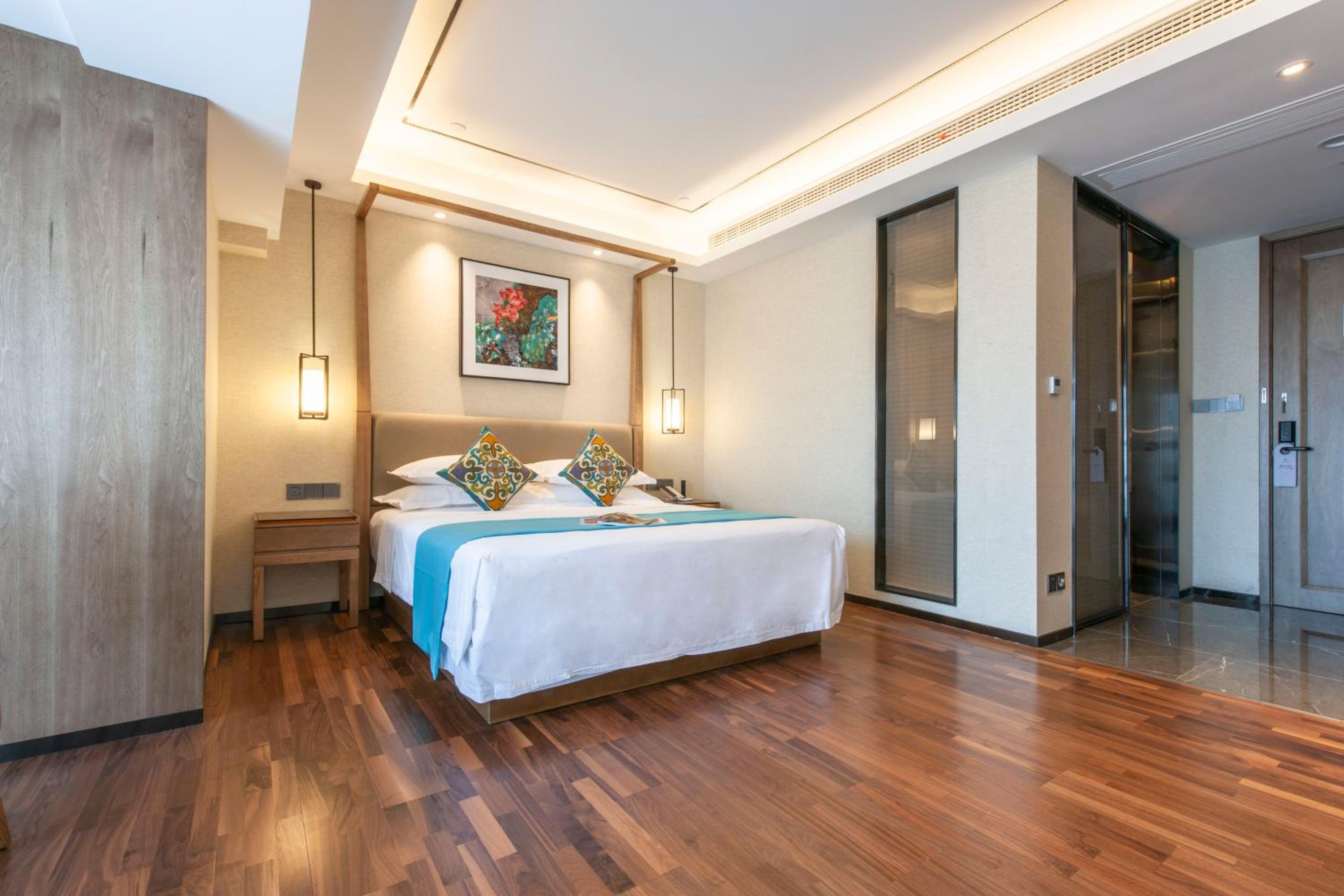Deluxe King Room photo 2
