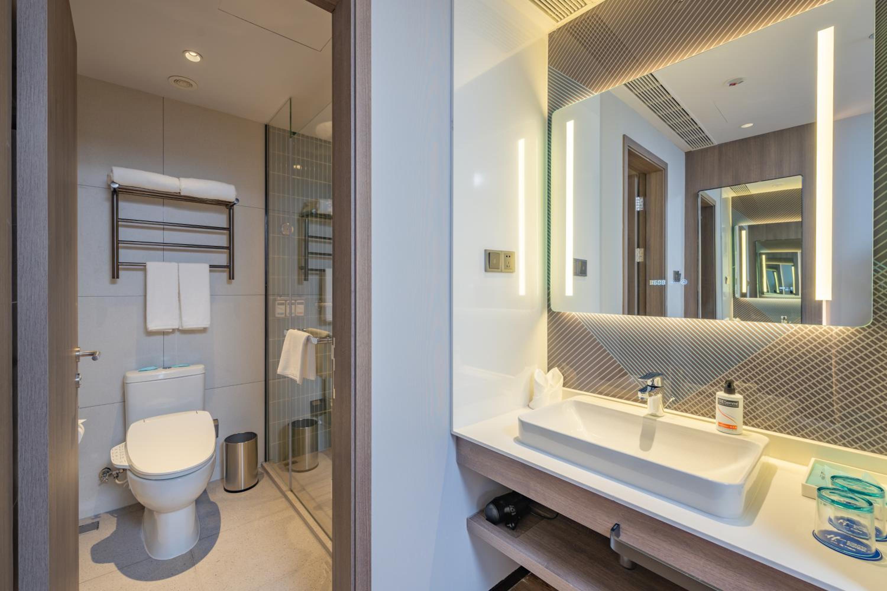 Standard King Room - Photo 1