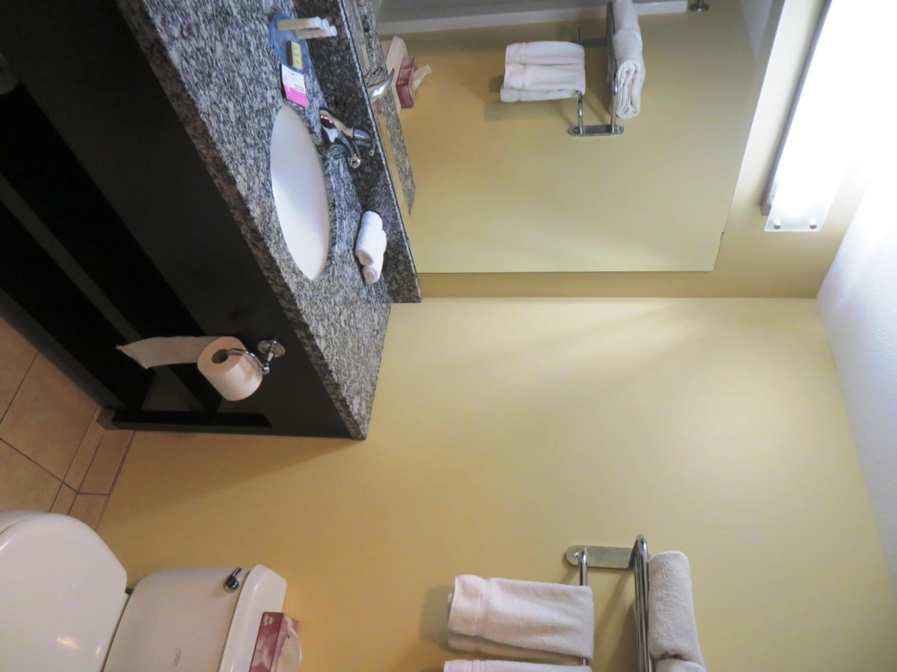 Queen Room - Disability Access - Non-Smoking photo 3