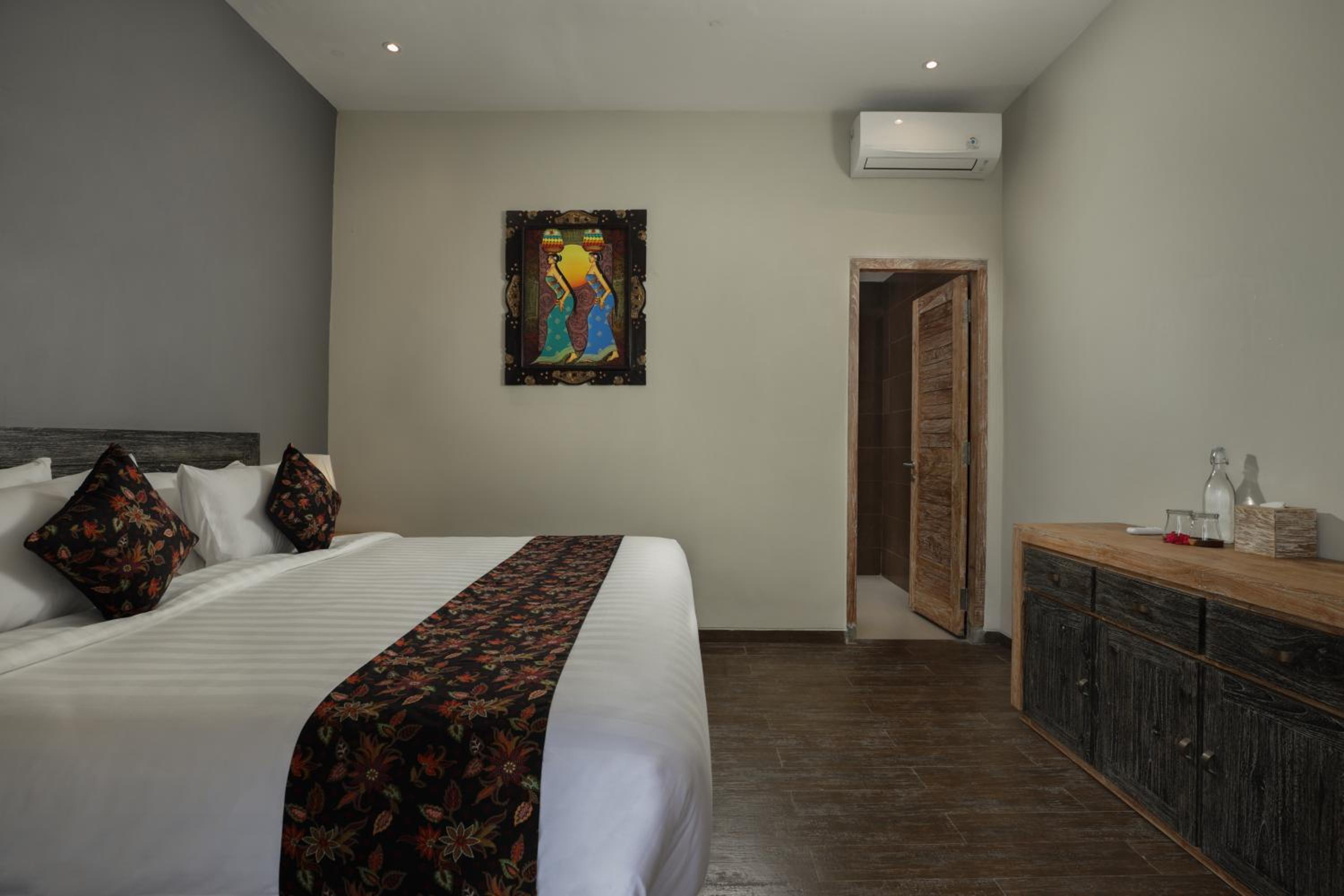 Suite - Photo 1