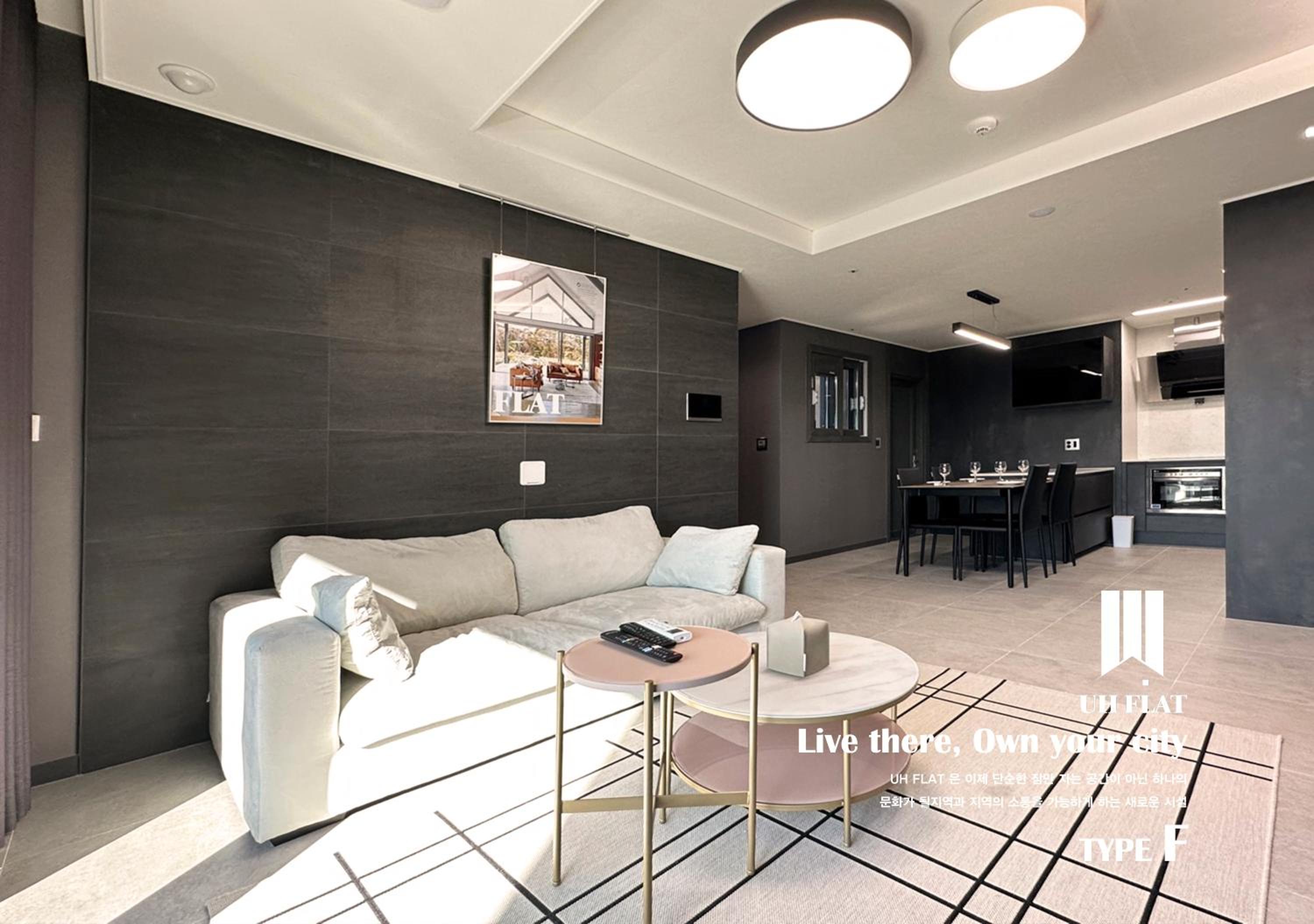 F. Flat Suite - Photo 1