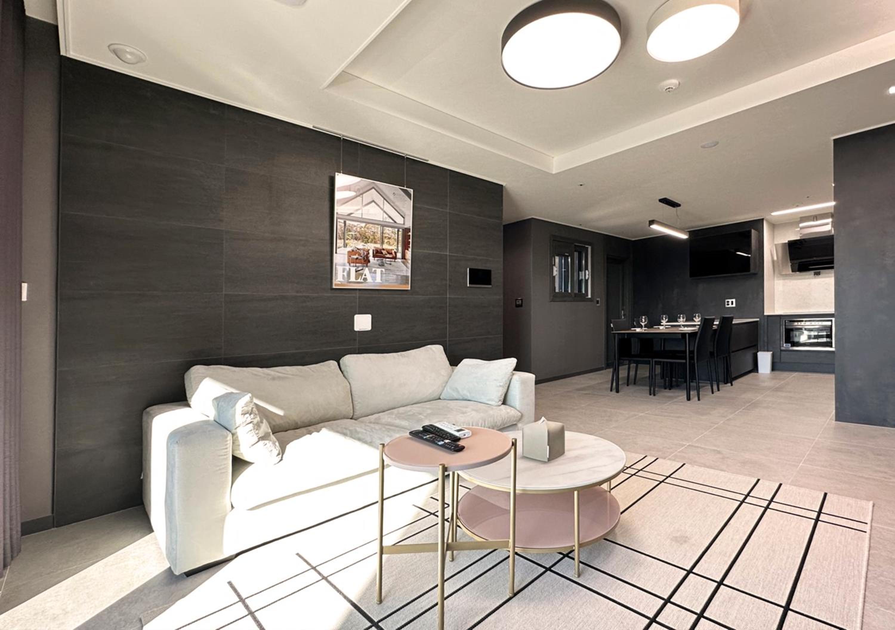 F. Flat Suite - Photo 4