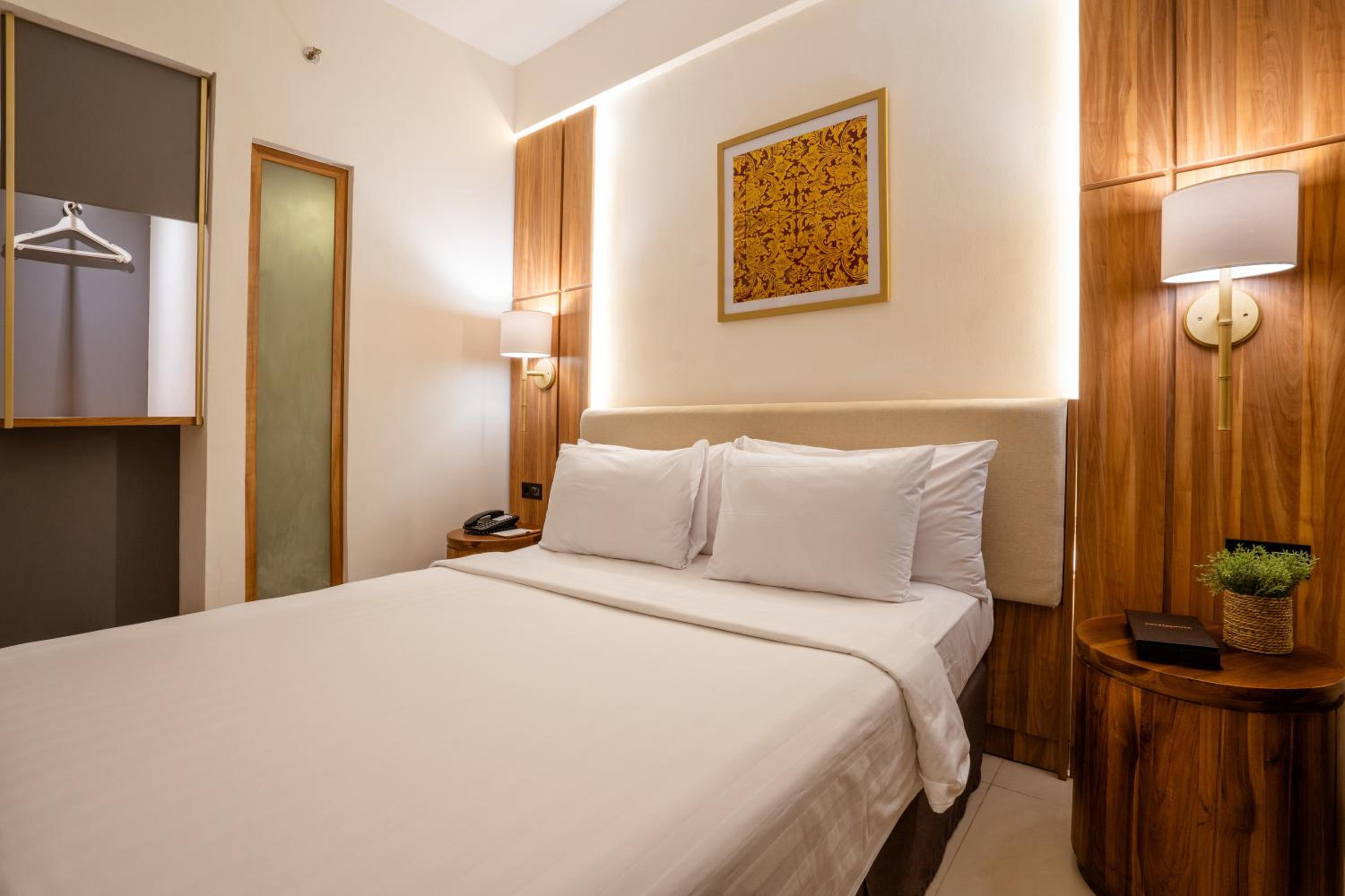 Deluxe Room Only photo 2