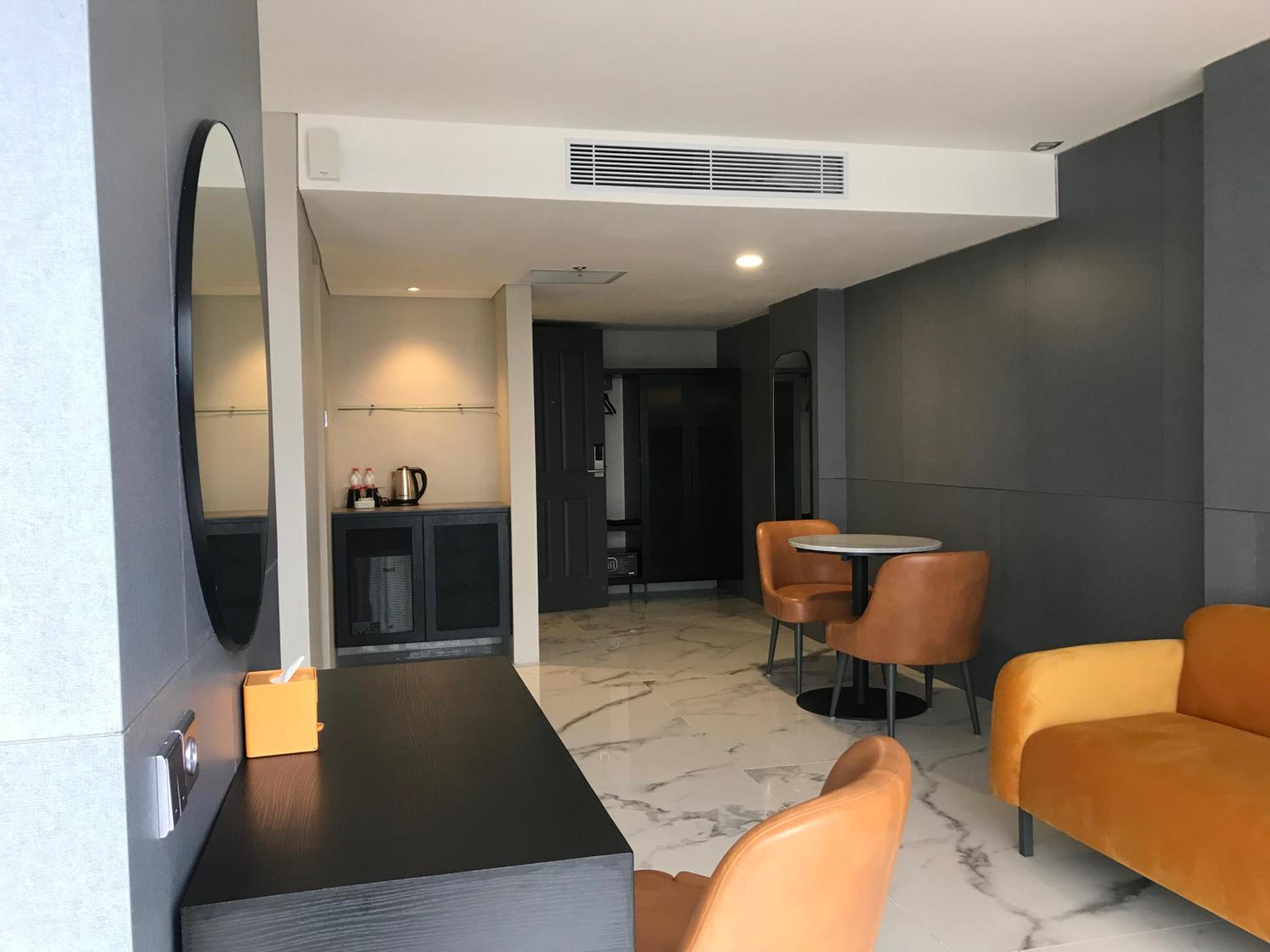 Suite - Photo 9