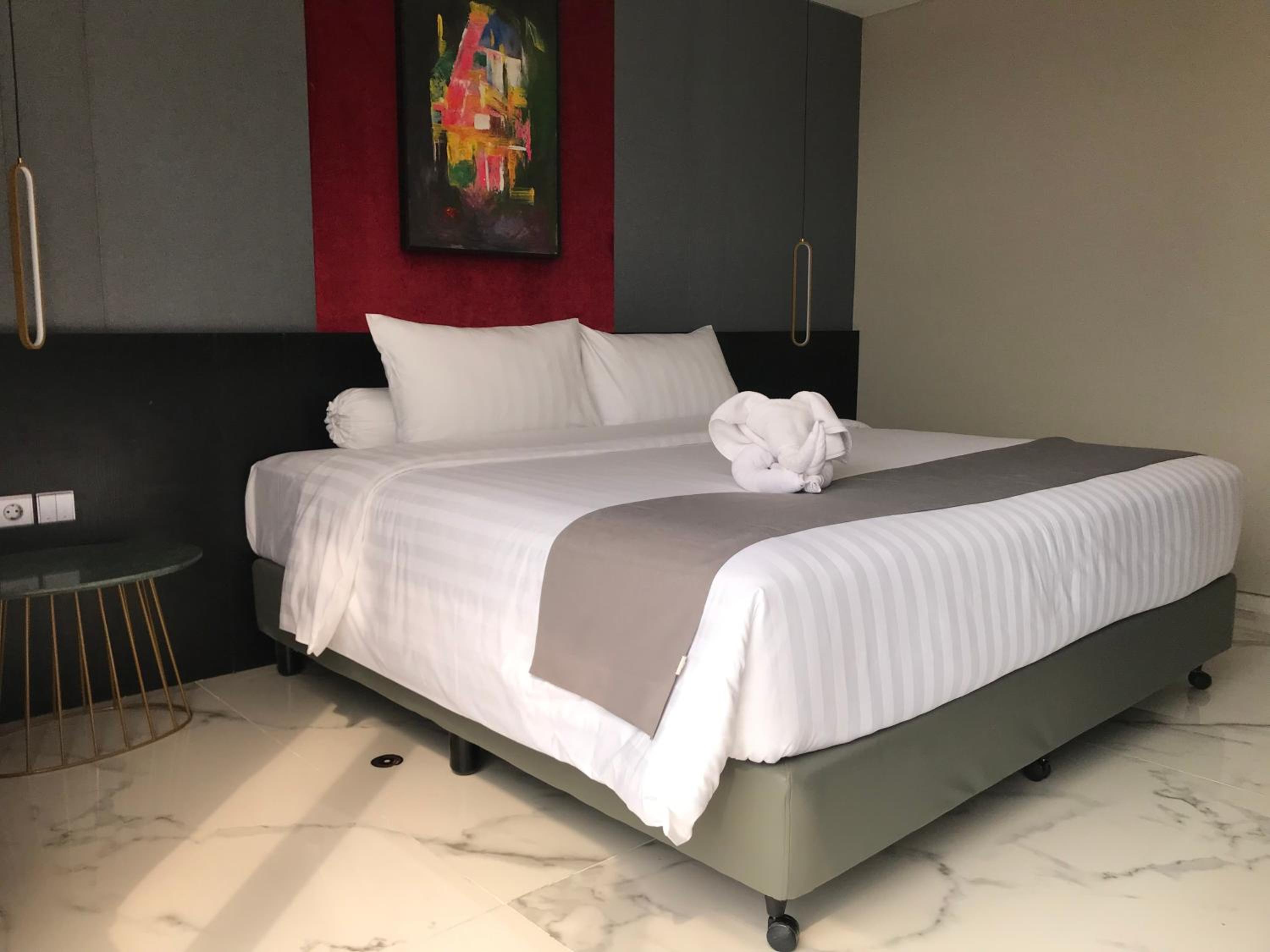 Suite - Photo 13
