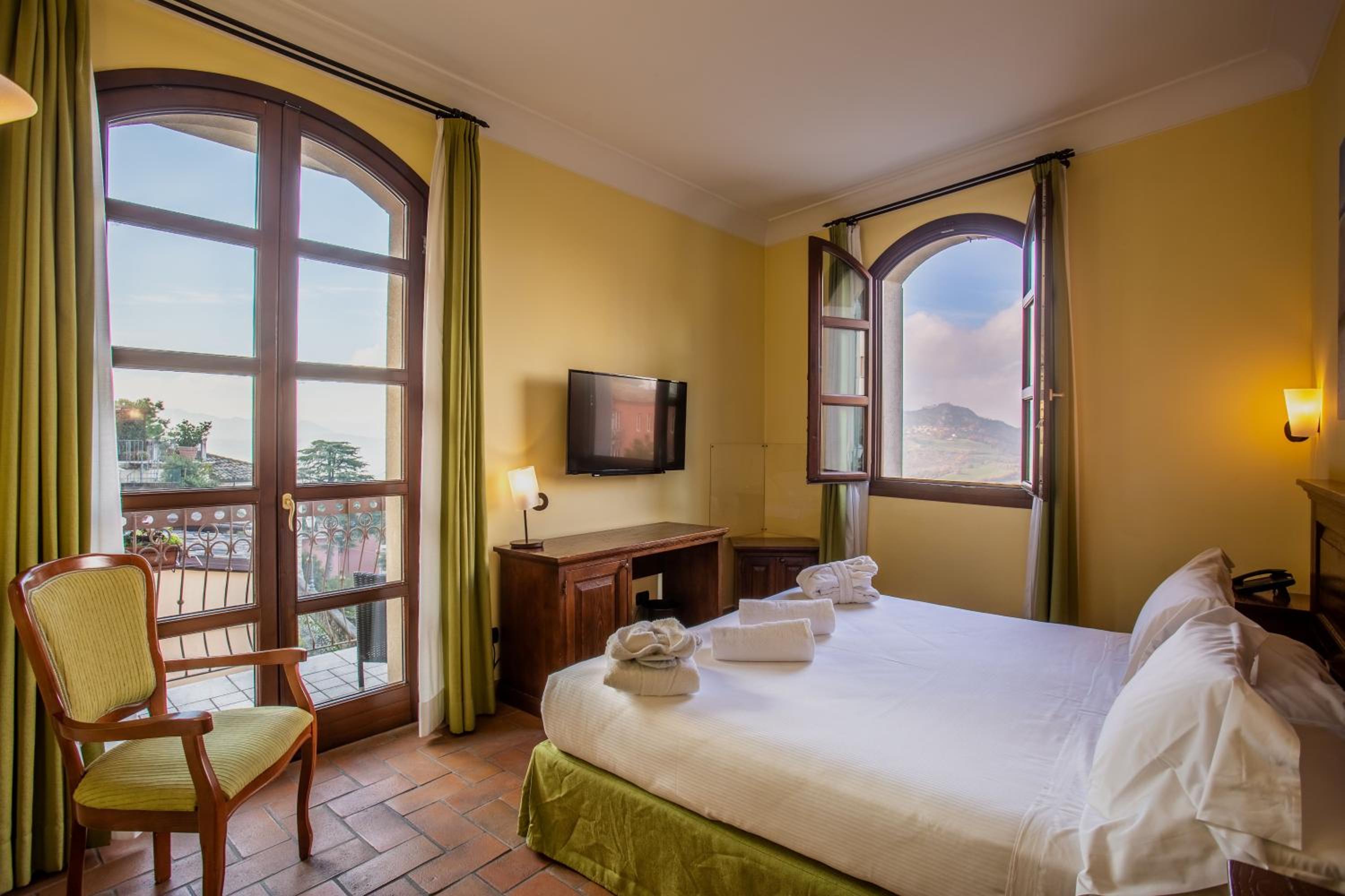 Deluxe Double Room with Spa Access - Photo 3