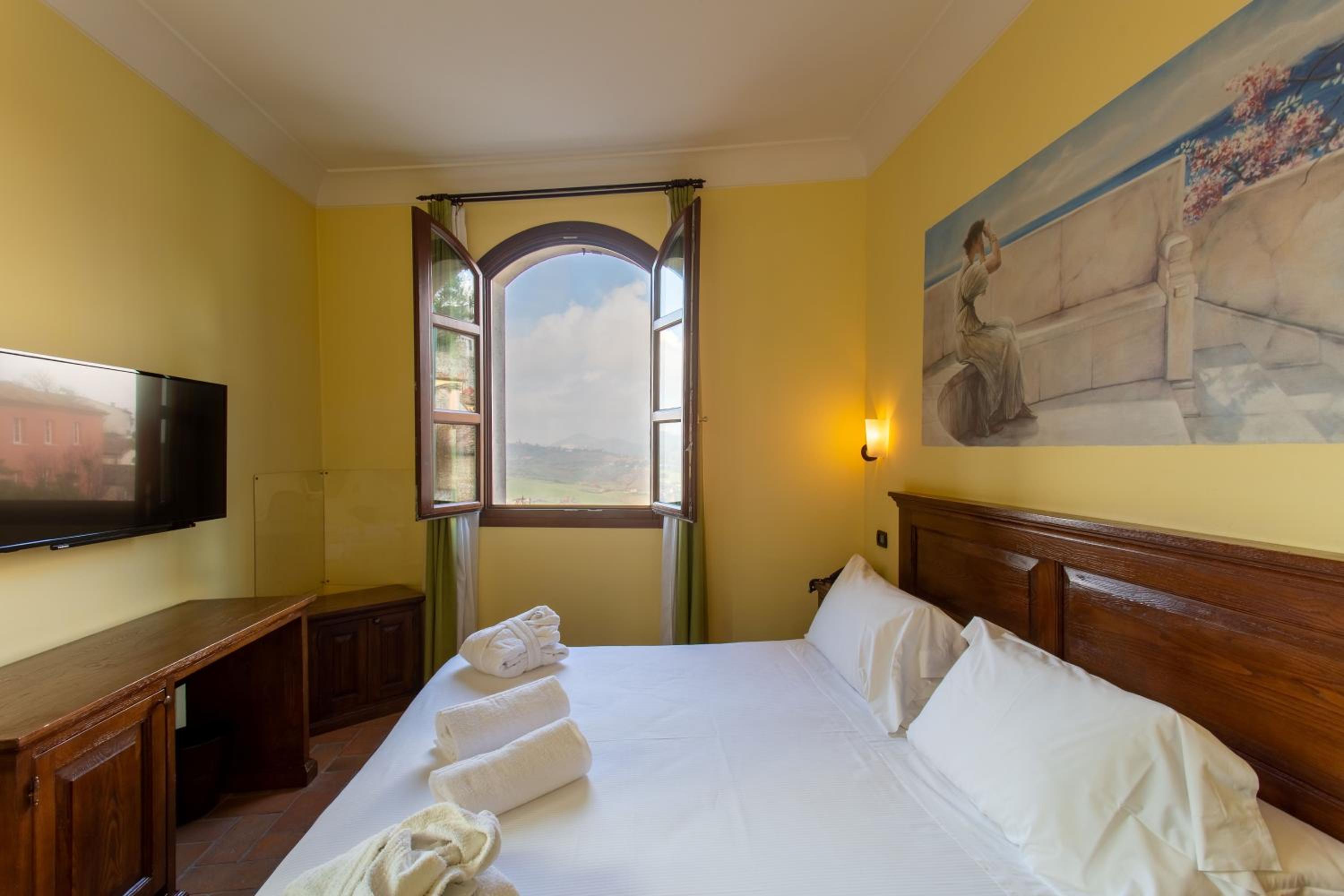 Deluxe Double Room with Spa Access - Photo 4