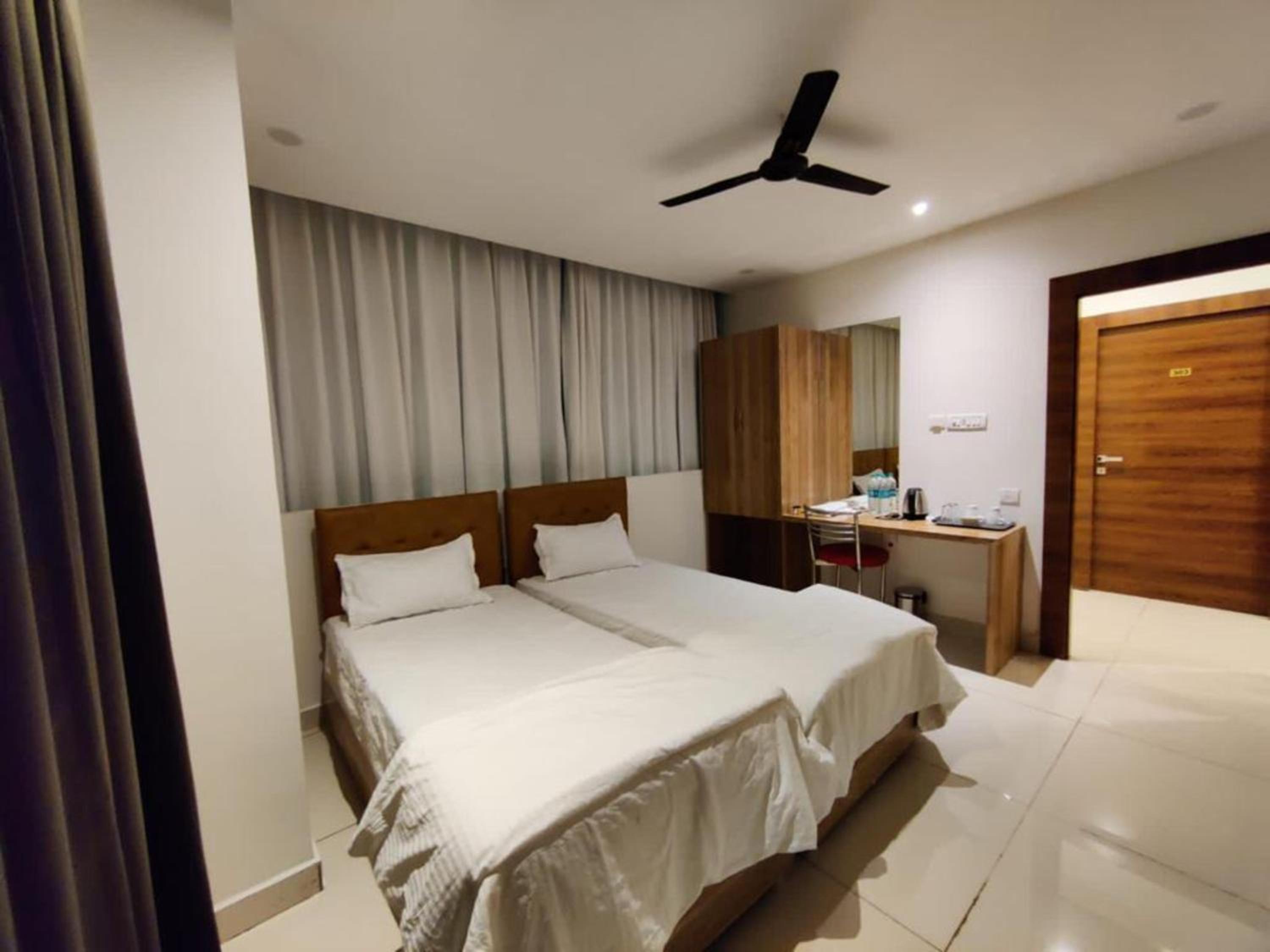 Deluxe Twin Room - Photo 9