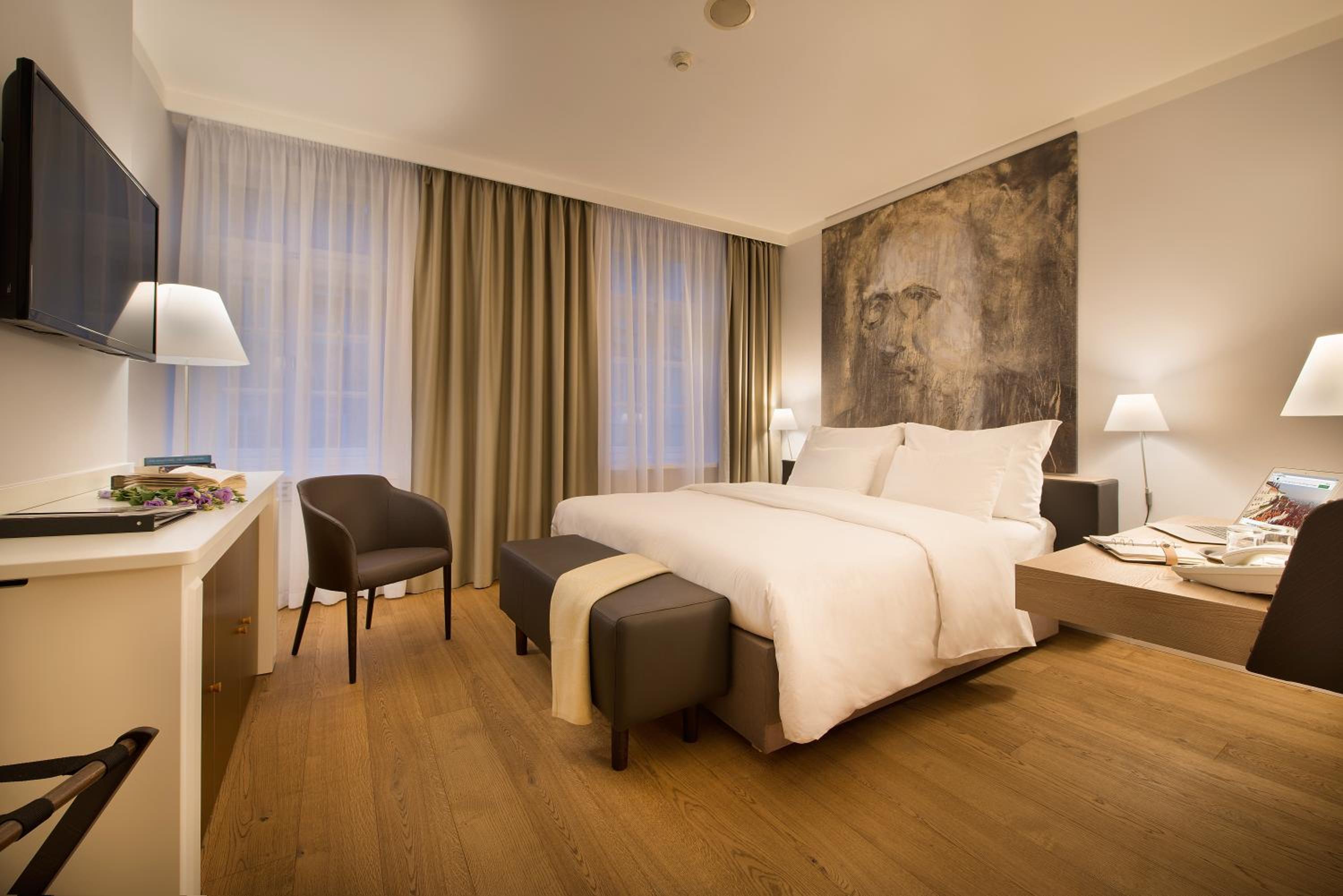 Superior room with Neruda street View